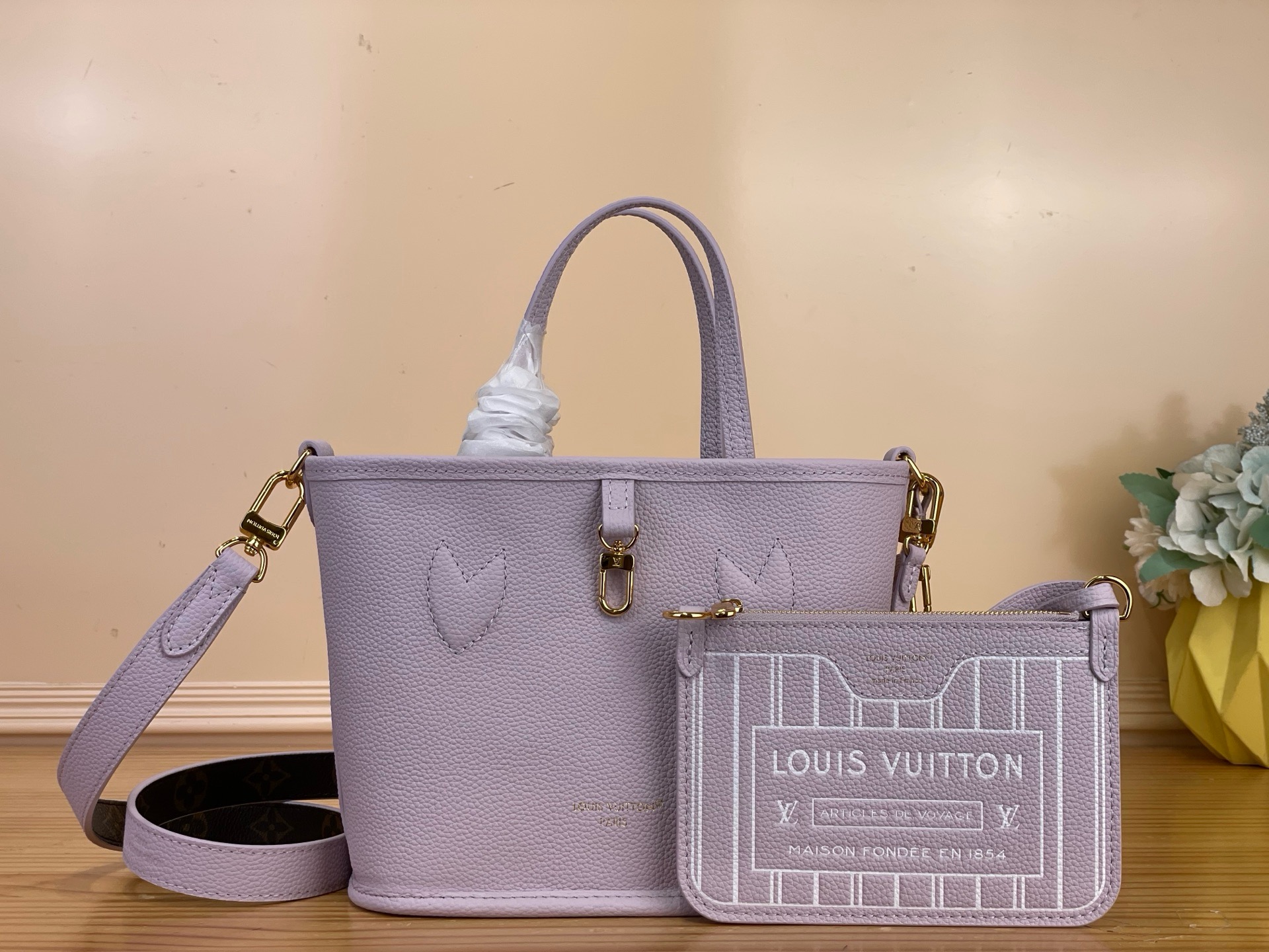 NO:879631,Top original item [Neverfull Bandoulière Inside Out BB handbag] m25656 Presbyopia/Purple You can enjoy 2 kinds of outfits 'Neverful Inside Out'  BB'.sj uses Misty Lelac's grained leather on one side and Monogram canvas, which symbolizes the Maison, on the other side, completing the double-sided specification. The detachable zippered pouch can be used alone or as an outer bag. The glossy gold hardware adds embellishment. It can be carried diagonally with a longer strap. Dimensions 26.5 x 16.5 x 11 cm  6017075 (width x height x sides),19860909顶级原单【Neverfull Bandoulière Inside Out BB 手袋】 m25656 老花/紫色 可以享受2种装束的“NeverfulInside Out BB”.sj一面使用了米斯蒂·莱拉克的粒面皮革,另一面使用了象征Maison的Monogram帆布,完成了双面规格.可拆卸的拉链式小袋,不仅可以单独使用,还可以作为外袋安装使用.有光泽感的金色金具增添了点缀.用较长的带子斜挂也可以随身携带的单品. 尺寸26.5 x 16.5 x 11厘米 6017075（宽x高x边）,,Bag