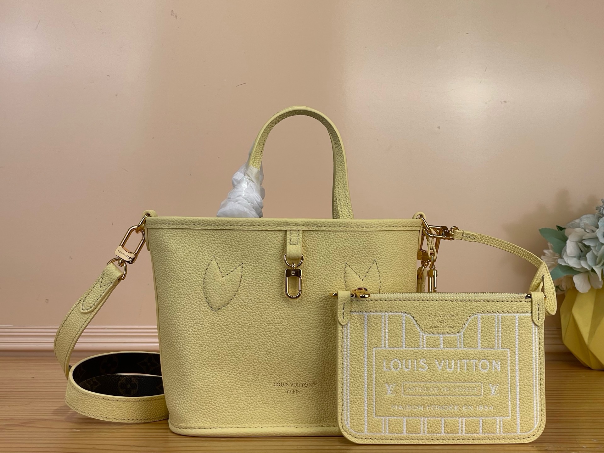 NO:879643,Top original order [Neverfull Bandoulière Inside Out BB handbag] m25656 Presbyopia/Chick Yellow You can enjoy the 'Neverful Inside Out' in 2 styles  BB'.sj uses Misty Lelac's grained leather on one side and Monogram canvas, which symbolizes the Maison, on the other side, completing the double-sided specification. The detachable zippered pouch can be used alone or as an outer bag. The glossy gold hardware adds embellishment. It can be carried diagonally with a longer strap. Dimensions 26.5 x 16.5 x 11 cm  6017075 (width x height x sides),19860909顶级原单【Neverfull Bandoulière Inside Out BB 手袋】 m25656 老花/小鸡黄 可以享受2种装束的“NeverfulInside Out BB”.sj一面使用了米斯蒂·莱拉克的粒面皮革,另一面使用了象征Maison的Monogram帆布,完成了双面规格.可拆卸的拉链式小袋,不仅可以单独使用,还可以作为外袋安装使用.有光泽感的金色金具增添了点缀.用较长的带子斜挂也可以随身携带的单品. 尺寸26.5 x 16.5 x 11厘米 6017075（宽x高x边）,,Bag