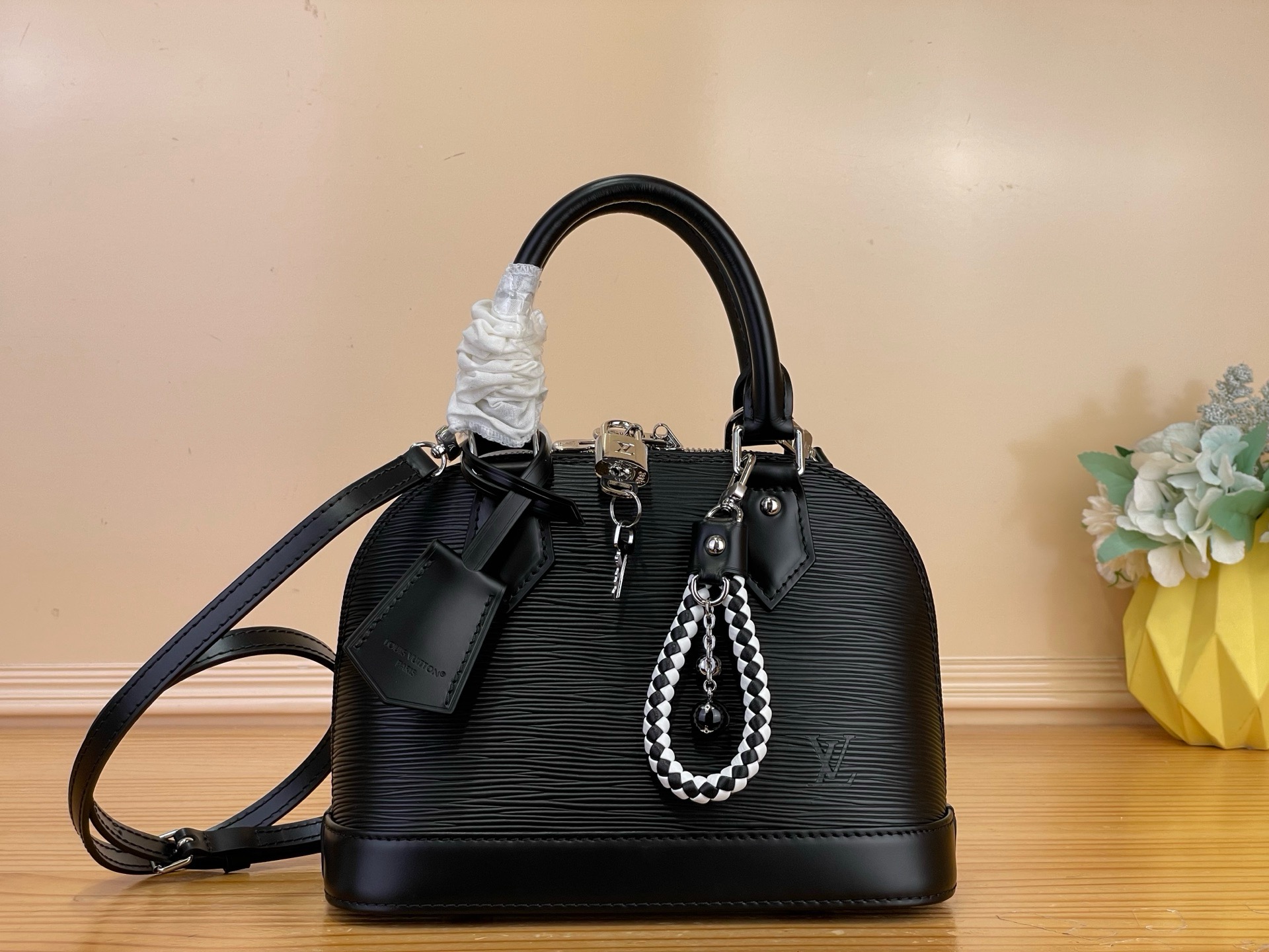 NO:879677,Top original order [ALMA BB handbag] m29125 blue/water ripple m28902 rose red m28903 orange This Ei Rainbow capsule series Alma BB  The handbag captures the iconic color matching of Louis Vuitton's 'City Guide', highlighting its cutting-edge and dynamic style. It is made of the brand's classic leather, showing a retro glossy texture, and the cord bag is embellished with enamel ball decoration. It is paired with the iconic key bag and padlock, making it a daily item that can be carried in a variety of ways.  This collection of masterpieces comes with exclusive packaging, imbued with the charming style of the Côte d'Azur. It comes with limited edition charms and the brand's iconic beach hut handbag, allowing you to enjoy the leisurely fun of midsummer - limited edition, subject to availability. Dimensions 23.5 x 17.5 x 11.5 cm 7318085 (length x height x width),, louis vuitton19860909顶级原单【ALMA BB 手袋】 m29125 蓝色/水波纹 m28902 玫红色 m28903 橙色 本款 Ei Rainbow 胶囊系列 Alma BB 手袋撷取路易威登《城市指南》的标志性配色,彰显新锐活力风范.选用品牌经典皮革打造,呈现复古光泽质感,线绳包饰上缀以珐琅球形装饰.st搭配标志性钥匙包和挂锁,成就背携方式多样的日常单品. 本系列臻作搭配专属包装,浸染蔚蓝海岸的迷人风情,随附限定挂饰与品牌标志性海滩小屋手袋,尽揽盛夏悠然意趣——限量呈献,售完即止. 尺寸23.5 x 17.5 x 11.5 厘米 7318085 (长度 x 高 x 宽),,louis vuitton,Bag