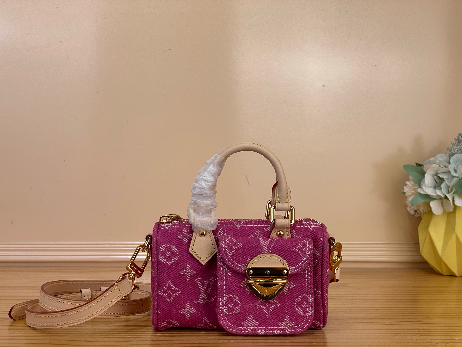 NO:879636,Top original order [NANO SEEDY handbag] m27603 pink/denim This Nano Seedy cc handbag made of denim is born for the season and can be matched as you like with upgraded styling. Louis Vuitton's iconic Monogram pattern collides with the cow leather trim to achieve eye-catching style. The elegant buckle locks the front pocket for easy access to valuable small items. It can be worn as a crossbody, shoulder or handbag, and can be changed at will. Size 16 x 10 x  7.5 cm 4815055 (length x height x width),,louis vuitton,cowhide19860909顶级原单【NANO SEEDY 手袋】 m27603 粉色/牛仔 本款丹宁布打造的 Nano Seedy cc手袋应季而生,随心搭配,升格造型.路易威登标志性 Monogram 图案碰撞牛皮革饰边,成就瞩目风格.优雅插扣锁固前袋,便于随手取放贵重小物.斜挎、肩背、手提皆宜,随心转换造型. 尺寸16 x 10 x 7.5 厘米 4815055 (长度 x 高 x 宽),,louis vuitton,cowhide,Bag