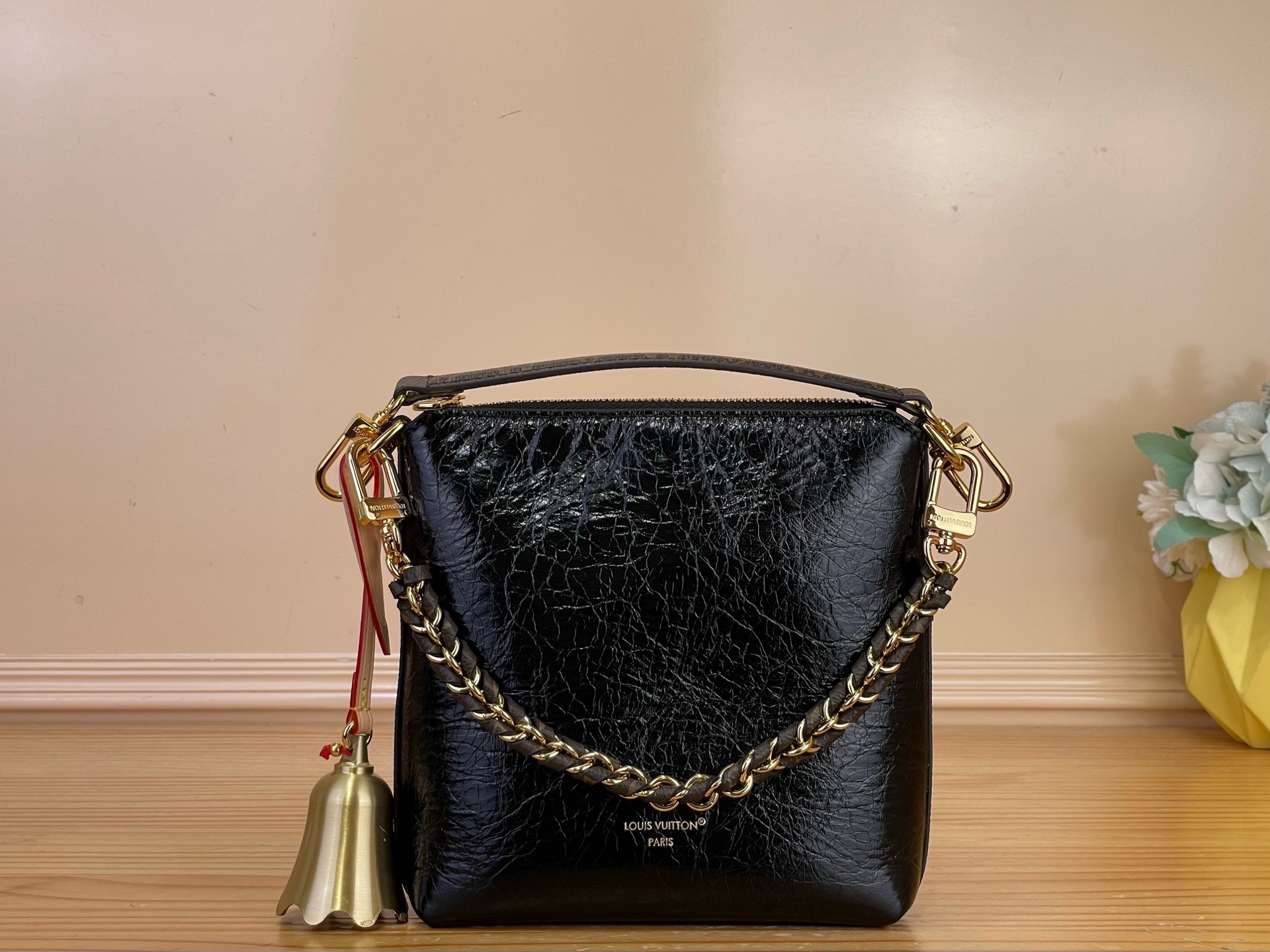 NO:879648,Top original order [MULTIPASS mini handbag] M29011 black/oiled leather Multipass handbag is inspired by the Express hr handbag that debuted in the autumn and winter series. This handbag adopts a casual drape shape, with the brand's iconic Monogram canvas trim and embellished with dazzling woven chains. It can be carried in a variety of ways and can accommodate daily needs such as a tablet computer. Size 19x18x8cm.5216055,19860909顶级原单【MULTIPASS mini 手袋】 M29011 黑色/油腊皮 Multipass 手袋的灵感源自 秋冬系列首次亮相的 Express hr手袋.这款手袋采用随性垂坠的包型,搭配品牌标志性的 Monogram 帆布饰边,以耀目编织链条点缀.可以多种方式背携,并可容纳平板电脑等日常所需. 尺寸19x18x8cm.5216055,,Bag