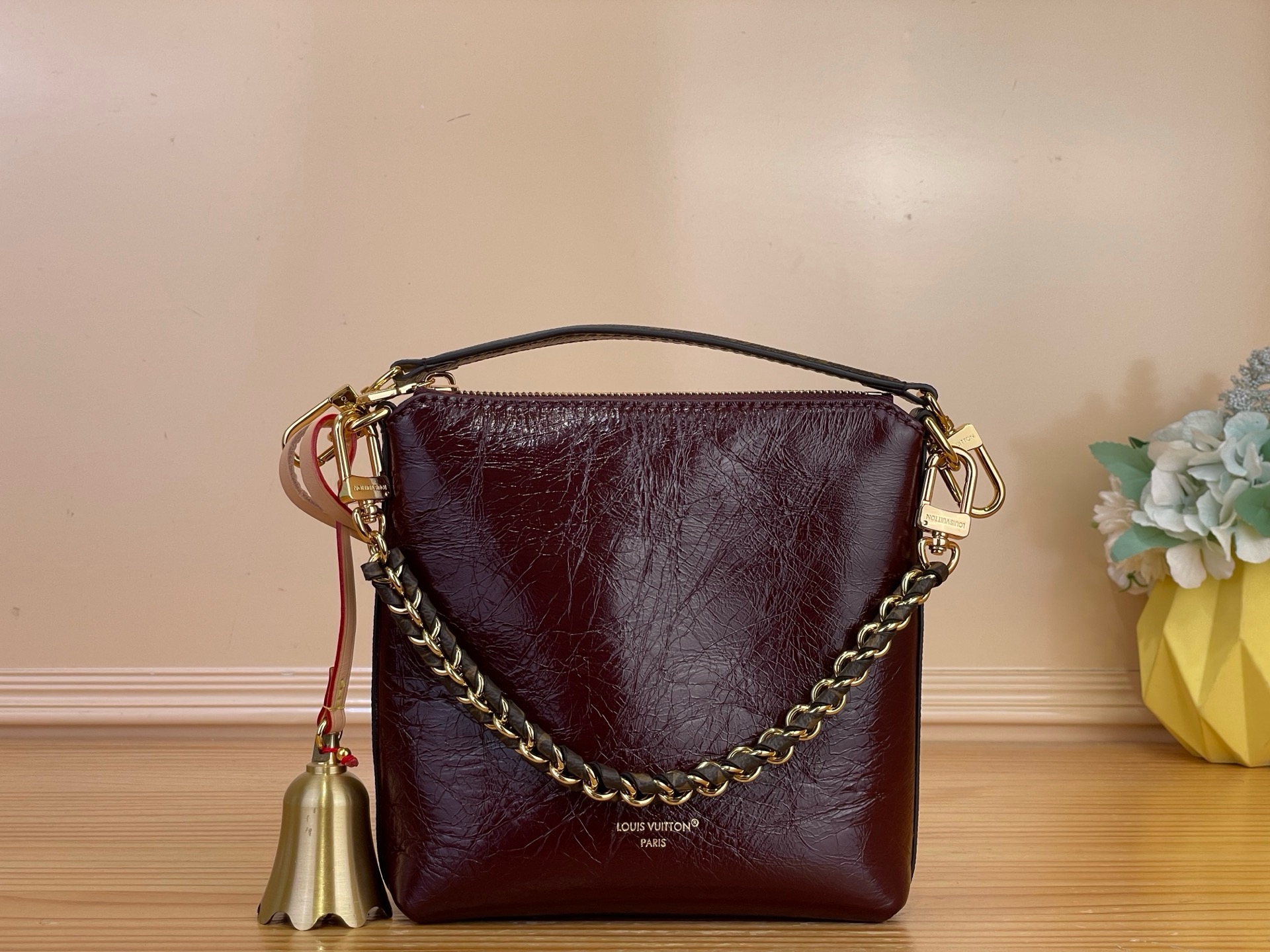 NO:879655,Top original order [MULTIPASS mini handbag] M29011 black/burgundy Multipass handbag is inspired by the Express hr handbag that debuted in the autumn and winter series. This handbag adopts a casual drape shape, with the brand's iconic Monogram canvas trim and embellished with dazzling woven chains. It can be carried in a variety of ways and can accommodate daily needs such as a tablet computer. Size 19x18x8cm.5216065,19860909顶级原单【MULTIPASS mini 手袋】 M29011 黑色/酒红色 Multipass 手袋的灵感源自 秋冬系列首次亮相的 Express hr手袋.这款手袋采用随性垂坠的包型,搭配品牌标志性的 Monogram 帆布饰边,以耀目编织链条点缀.可以多种方式背携,并可容纳平板电脑等日常所需. 尺寸19x18x8cm.5216065,,Bag