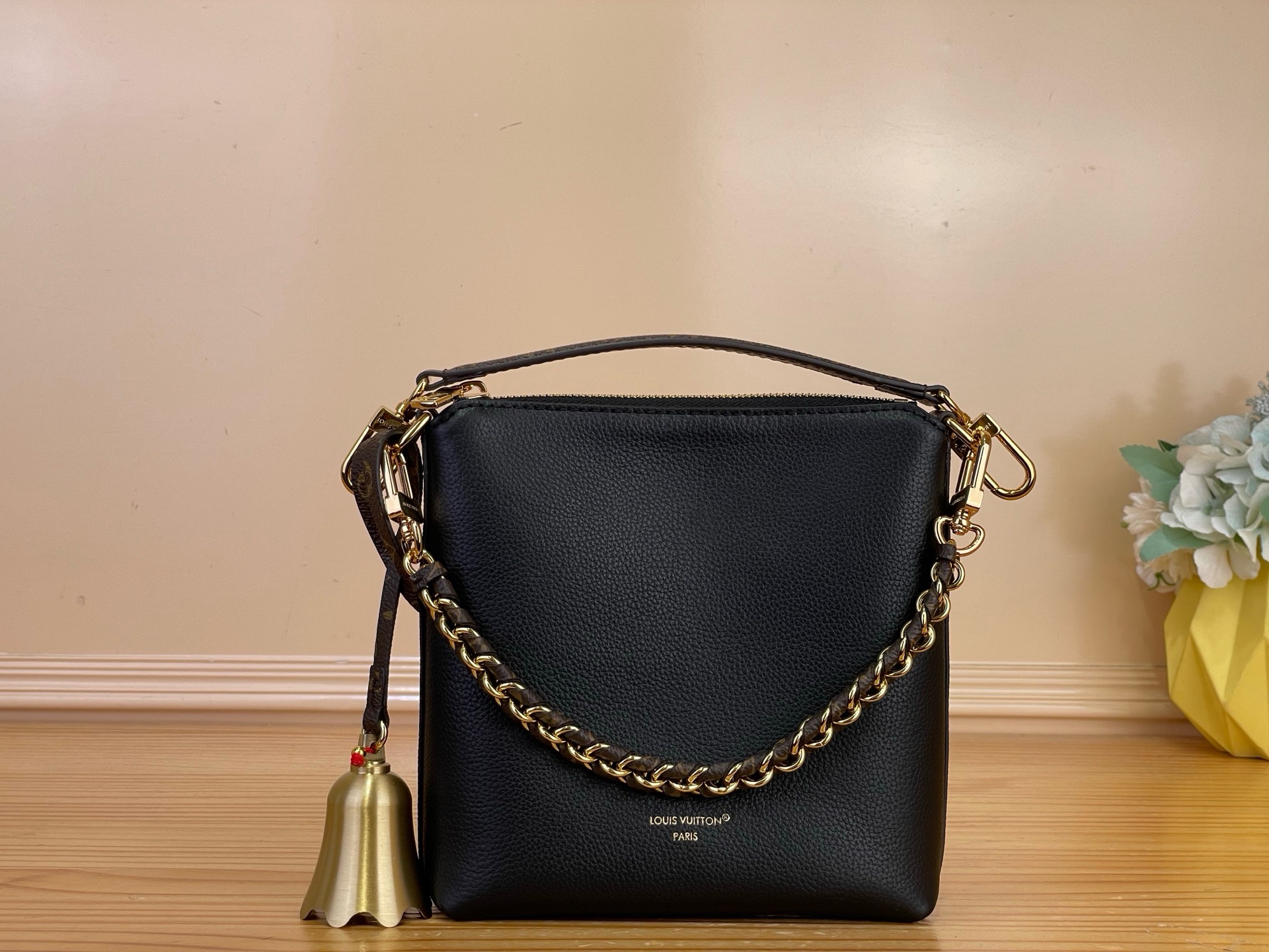 NO:879658,Top original order [MULTIPASS mini handbag] M29010 black/ pebbled Multipass handbag is inspired by the Express hr handbag that debuted in the autumn and winter series. This handbag adopts a casual drape shape, with the brand's iconic Monogram canvas trim and embellished with dazzling woven chains. It can be carried in a variety of ways and can accommodate daily needs such as a tablet computer. Size 19x18x8cm.5216065,19860909顶级原单【MULTIPASS mini 手袋】 M29010 黑色/荔枝纹 Multipass 手袋的灵感源自 秋冬系列首次亮相的 Express hr手袋.这款手袋采用随性垂坠的包型,搭配品牌标志性的 Monogram 帆布饰边,以耀目编织链条点缀.可以多种方式背携,并可容纳平板电脑等日常所需. 尺寸19x18x8cm.5216065,,Bag
