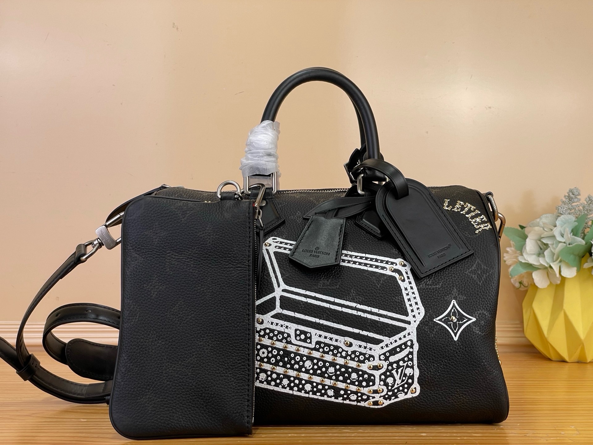 NO:879760,Top original item [Seedy 9 Bandoulière 30 Handbag] 9-30 M26178 Black/Red Made of ultra-soft calfskin with Monogram print, the Seedy 9 Bandoulière 30 bag is perfectly compact yet roomy enough to hold daily essentials. Meticulous details, such as the traditional side locks or the premium lambskin lining, are a testament to the craftsmanship of this bag. In addition to the top handle, there is a removable strap. Size 32  x 22.5 x 18 cm 1051,,cowhide,sheepskin19860909顶级原单【Seedy 9 Bandoulière 30 手袋】9-30 M26178 黑色/红色 Seedy 9 Bandoulière 30包由超柔软的小牛皮制成,带有Monogram印花,尺寸完美紧凑但足够宽敞,可以装下日常必需品.细致的细节,如传统侧锁或优质小羊皮衬里,证明了这款包的精湛工艺.除了顶部手柄外,还有一条可拆卸的带子. 尺寸32 x 22.5 x 18厘米 1051,,cowhide,sheepskin,Bag