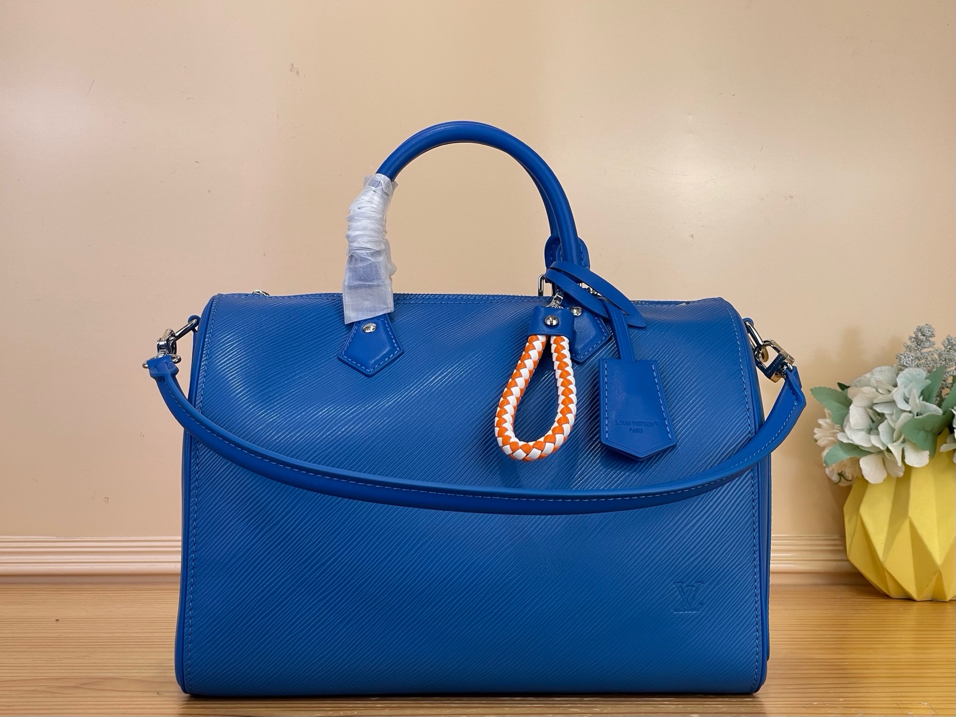 NO:879686,Top Original [Seedy Soft 30 Handbag] m29466 Rose Red/Water Wave m29096 Blue The Seedy Soft 30 is reinvented for this season in a vibrant Rose Miami colorway, inspired by the Louis Vuitton city guide. Part of the Ei Rainbow st capsule, it is made from iconic Ei leather with a shiny vintage effect and features a rope charm. The statement design also includes a signature keybell, sized for everyday essentials. Size  30 x 21 x 17 cm8519099,,louis vuitton19860909顶级原单【Seedy Soft 30 手袋】m29466 玫红色/水波纹 m29096 蓝色 这款Seedy Soft 30以充满活力的玫瑰迈阿密配色为本季重新发明,灵感来自路易威登城市指南.作为Ei Rainbow st胶囊的一部分,它由标志性的Ei皮革制成,具有闪亮的复古效果,并具有绳索吊饰.声明设计还包括一个标志性的键铃,尺寸适合日常必需品. 尺寸 30 x 21 x 17 厘米8519099,,louis vuitton,Bag