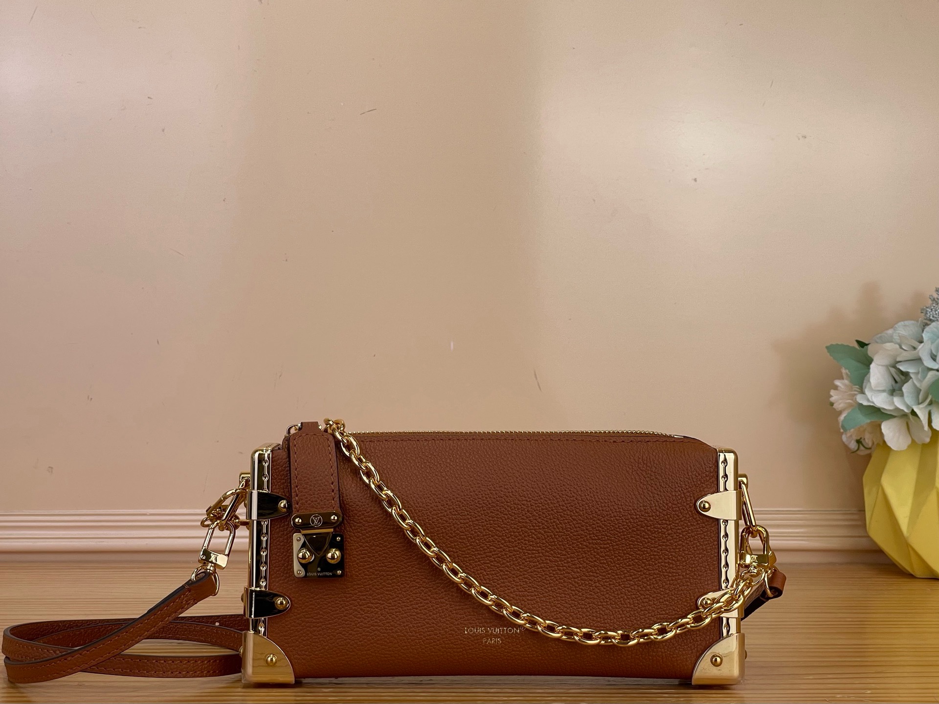 NO:879661,Top original order [SLIM TRUNK handbag] m29088 brown/gold buckle Wigan series gives this Slim Trunk hr handbag a new color. The cowhide leather body is matched with hard box style corners and S-lock lock, telling Louis Vuitton's travel heritage. The chain can be removed at will. Dimensions 23 x 12 x 4 cm 7418085 (length x height x width),, louis vuitton,cowhide19860909顶级原单【SLIM TRUNK 手袋】 m29088 棕色/金扣 Wigan 系列赋予此款 Slim Trunk hr手袋色彩新意.牛皮革包身搭配硬箱风格包角和 S-lock 锁扣,讲述路易威登的旅行传承.链条可随心取下. 尺寸23 x 12 x 4 厘米 7418085 (长度 x 高 x 宽),,louis vuitton,cowhide,Bag