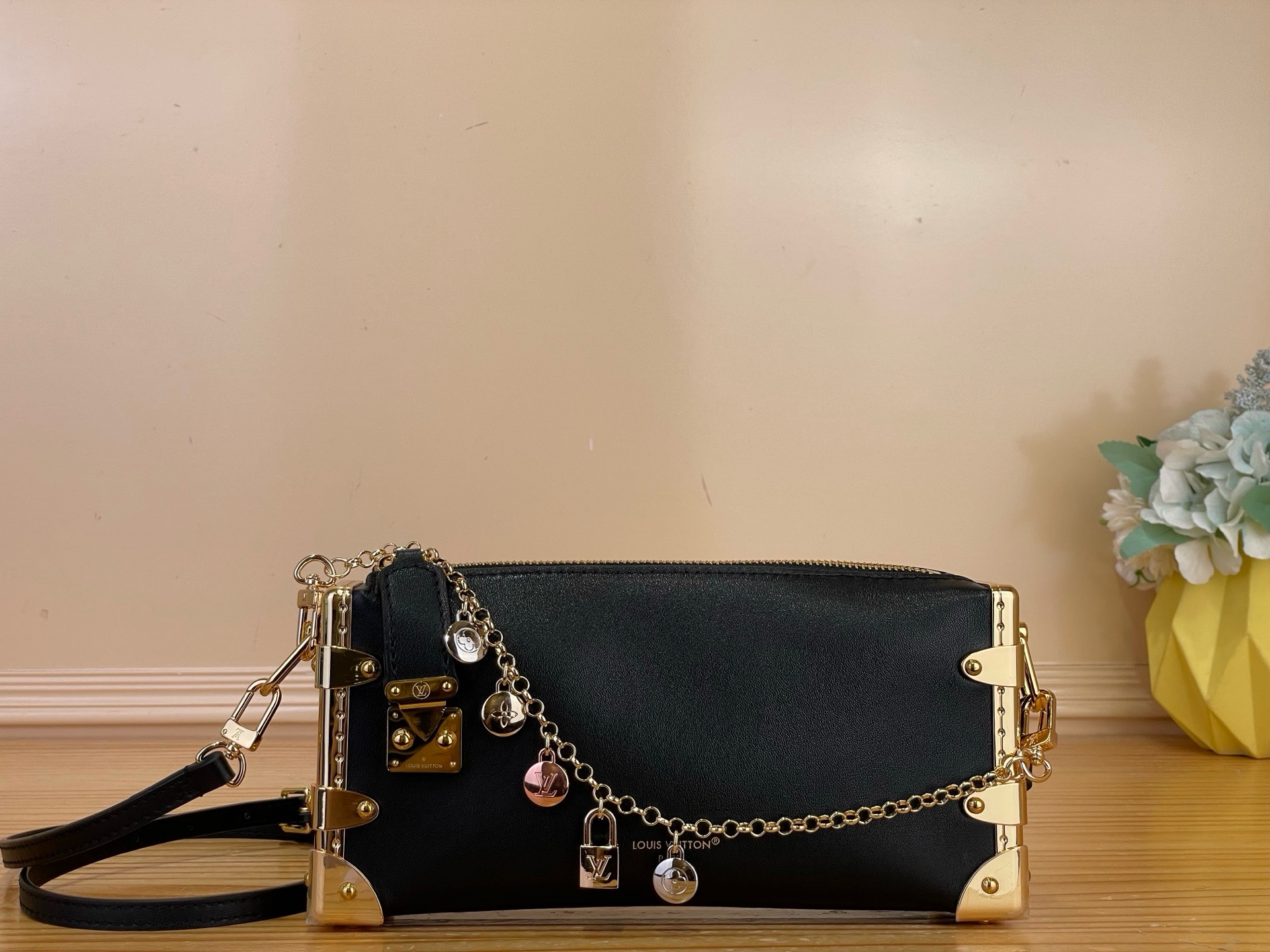 NO:879664,Top original order [SLIM TRUNK handbag] m28362 black/gold buckle This Slim Trunk handbag is from the LV Confetti series. It is made of deep cow leather with hard box-style corners and iconic S-lock hr locks and other metal parts. The detachable chain is decorated with enamel elements, which highlights the brand's unremitting pursuit of exquisite craftsmanship and also allows the option of shoulder carry. Dimensions 23 x 12 x 4 cm  7418075 (length x height x width),,louis vuitton,cowhide19860909顶级原单【SLIM TRUNK 手袋】 m28362 黑色/金扣 本款 Slim Trunk 手袋出自 LV Confetti 系列,以深邃牛皮革搭配硬箱风格包角和标志性 S-lock hr 锁扣等金属件,再为可拆卸链条的装饰点缀珐琅元素,彰显品牌对精湛工艺的不懈追求之余亦实现肩背选择. 尺寸23 x 12 x 4 厘米 7418075 (长度 x 高 x 宽),,louis vuitton,cowhide,Bag
