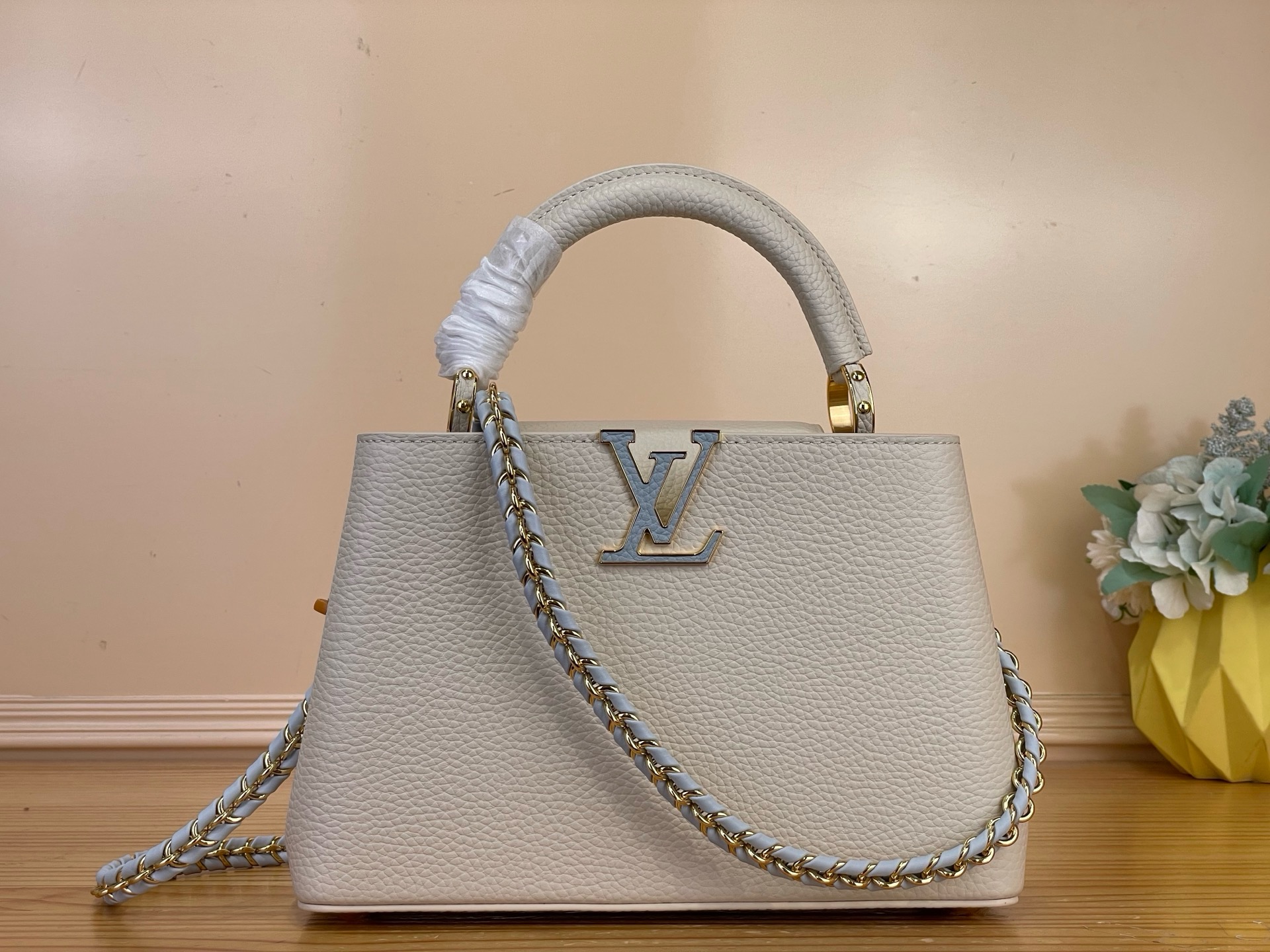 NO:879669,Top original order [CAUCINES bb handbag] white/blue (braided chain) This Caucines bb handbag is decorated with exquisite hand-knitted chains and enamel Monogram Hl flowers, praising the brand's exquisite craftsmanship. The two-style fashion design is dyed with timeless colors, and the classic LV letter logo illuminates the exquisite Taurillon leather. It can be worn as a crossbody, shoulder or handbag, and can be changed into different shapes at will. Size 17 x 27 x 9 cm  118121300 (length x height x width),,louis vuitton19860909顶级原单【CAUCINES bb手袋】白色/蓝色（编织链条） 本款 Caucines bb手袋藉由精美手工编结链条与珐琅 Monogram Hl花卉装饰,礼赞品牌精湛匠艺.两式风尚设计晕染隽永色调,经典 LV 字母标识点亮精致 Taurillon 皮革.斜挎、肩背、手提皆宜,随心转换造型. 尺寸17 x 27 × 9 厘米 118121300 (长度 x 高 x 宽),,louis vuitton,Bag