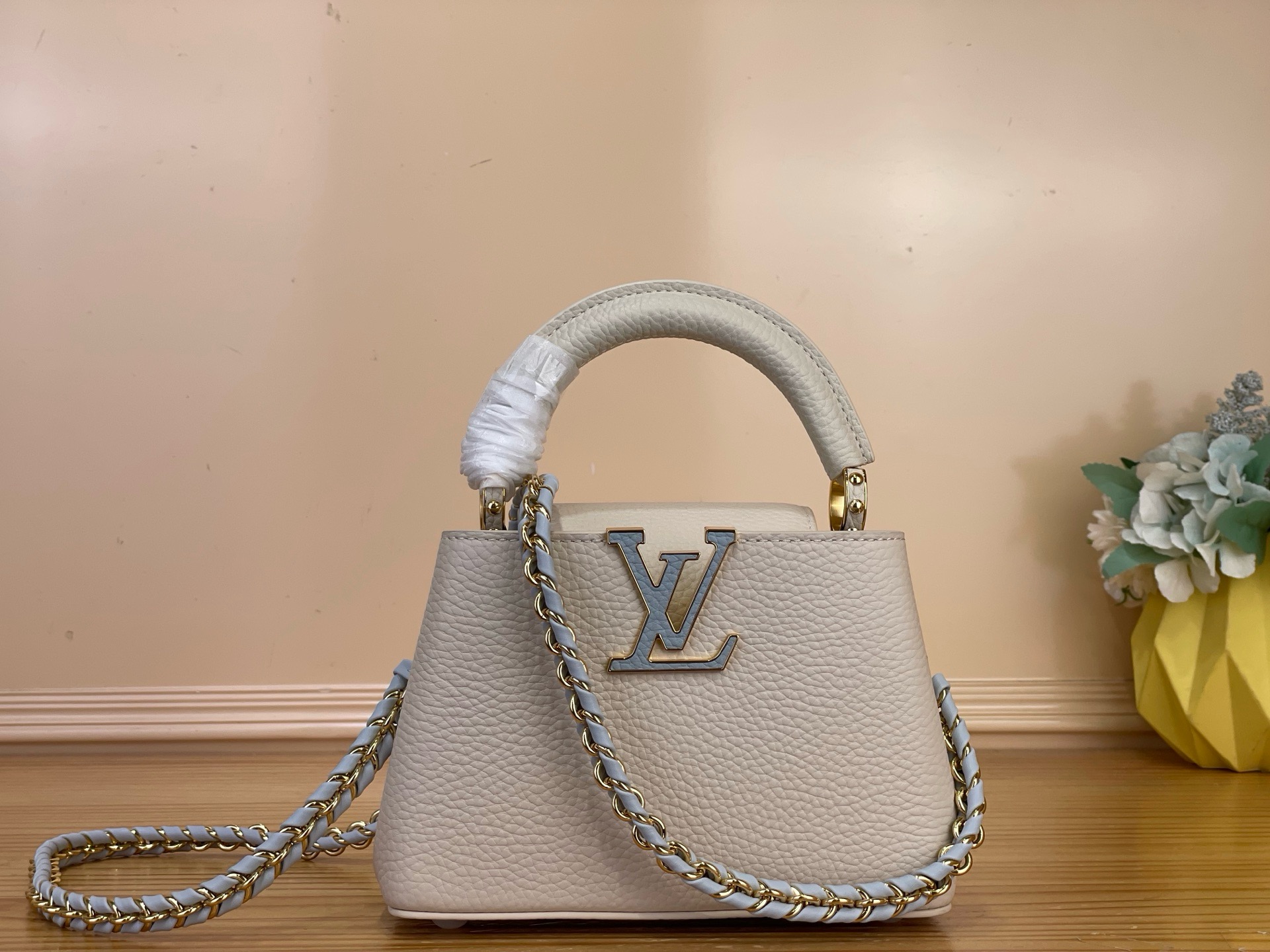 NO:879644,Top original order [CAUCINES mini handbag] white/blue (woven chain) This Caucines mini handbag is decorated with exquisite hand-knitted chains and enamel Monogram Hl flowers, which pays tribute to the brand's exquisite craftsmanship. The two-style fashion design is dyed with timeless colors, and the classic LV letter logo illuminates the exquisite Taurillon leather. It can be worn as a crossbody, shoulder, or handbag, and can be changed into any shape at will. Size 14 x 21 x 8 cm  108121150 (length x height x width),,louis vuitton19860909顶级原单【CAUCINES 迷你手袋】白色/蓝色（编织链条） 本款 Caucines 迷你手袋藉由精美手工编结链条与珐琅 Monogram Hl花卉装饰,礼赞品牌精湛匠艺.两式风尚设计晕染隽永色调,经典 LV 字母标识点亮精致 Taurillon 皮革.斜挎、肩背、手提皆宜,随心转换造型. 尺寸14 x 21 x 8 厘米 108121150 (长度 x 高 x 宽),,louis vuitton,Bag