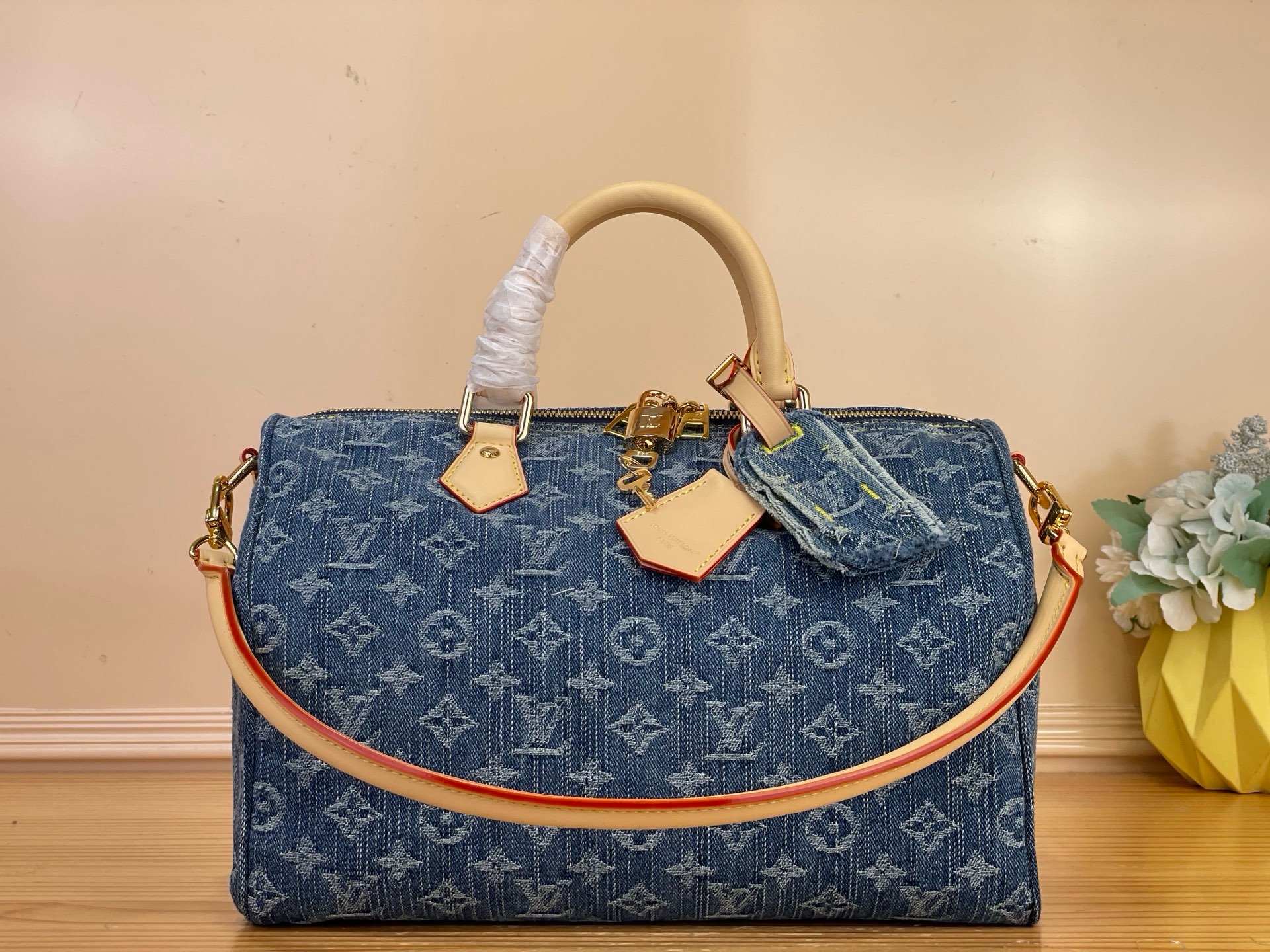 NO:879652,Top original order [Seedy Soft 30 handbag] M14430 blue (denim denim) This product is made of denim and is a new interpretation of the Seedy Soft 30 handbag, injecting modern charm into the classic design. The bag is covered with the brand's iconic Monogram  cc pattern, with contrasting leather handles, detachable shoulder strap and decorative key bag embossed with the Louis Vuitton logo. Plenty of space to easily store your daily necessities, as well as a tablet and books, making it easy to take with you on weekend trips or daily commutes. Dimensions 30 x 21 x 17 cm 6017075,, louis vuitton19860909顶级原单【Seedy Soft 30 手袋】M14430 蓝色（丹宁牛仔） 本款产品取材丹宁布焕新演绎 Seedy Soft 30 手袋,为经典设计注入现代韵致.包身覆以品牌标志性 Monogram cc图案,搭配撞色皮革手柄、可拆卸肩带与压印路易威登标识的装饰性钥匙包.充裕空间可轻松收纳日常所需,亦可安放平板电脑与书籍,从容随行周末出游或日常通勤. 尺寸 30 x 21 x 17 厘米 6017075,,louis vuitton,Bag