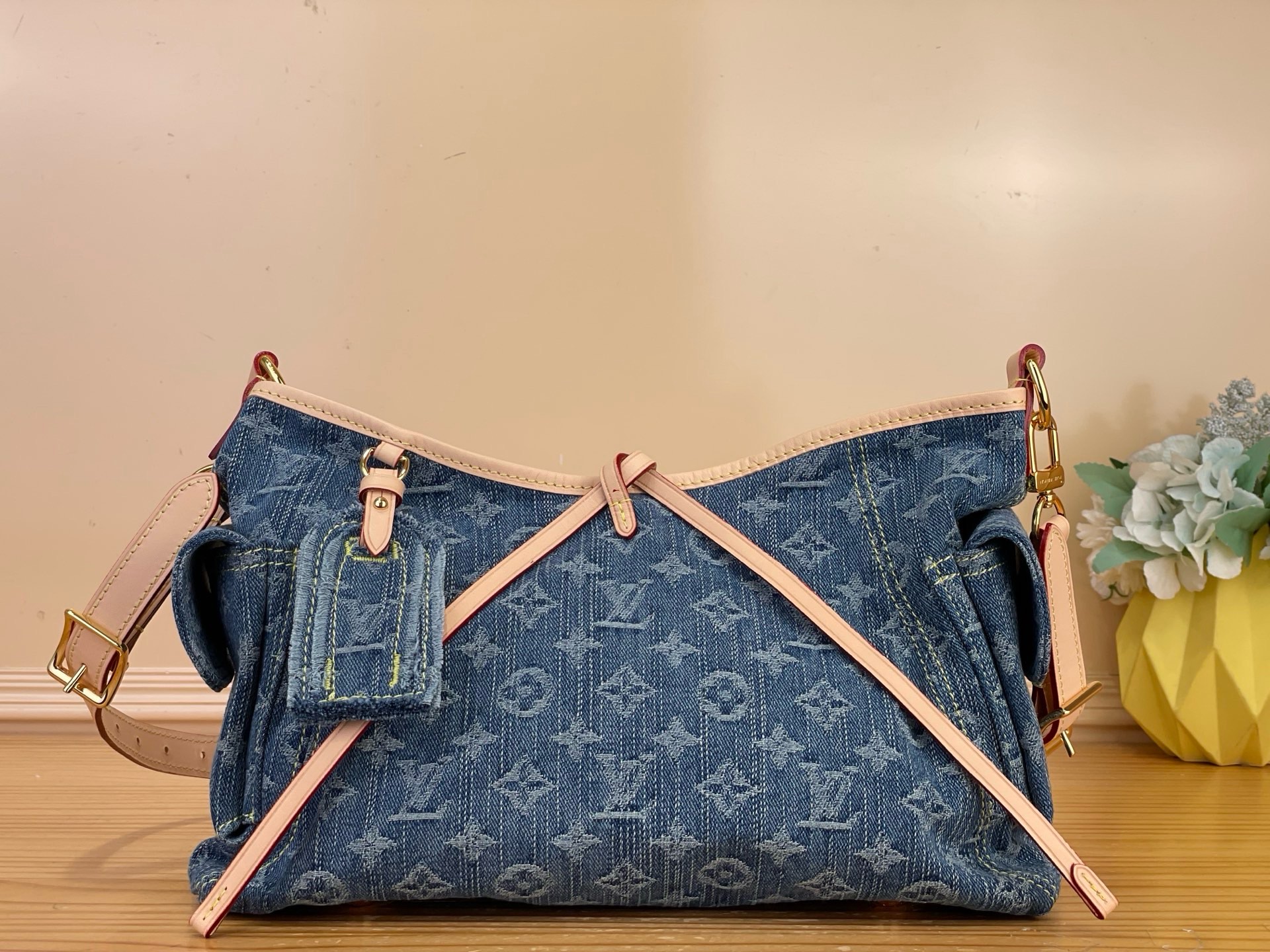 NO:879672,Top original order [CARRYALL CARGO small handbag] M27623 blue/denim This Carryall Cargo sj small handbag is from Denim Rendez-Vous  A collection that draws seasonal inspiration for a timeless style. The cotton body is trimmed with contrasting leather and drawstring details. The bag is embellished with hardware and an iconic nameplate, paying homage to Louis Vuitton's trunk-making tradition. It can be worn cross-body, on the shoulder or as a handbag, so you can change the shape as you like. 33.5 x 23 x 15 cm 6017075 (Length x Height x Width),, louis vuitton19860909顶级原单【CARRYALL CARGO 小号手袋】M27623蓝色/ 牛仔 本款 Carryall Cargo sj小号手袋出自 Denim Rendez-Vous 系列,汲取应季灵感,演绎隽永风格.棉质包身搭载撞色皮革饰边与束带细节.此手袋缀饰金属件与标志性名牌,致敬路易威登制箱工艺传统.斜挎、肩背、手提皆宜,随心转换造型. 33.5 x 23 x 15 厘米 6017075 (长度 x 高 x 宽),,louis vuitton,Bag