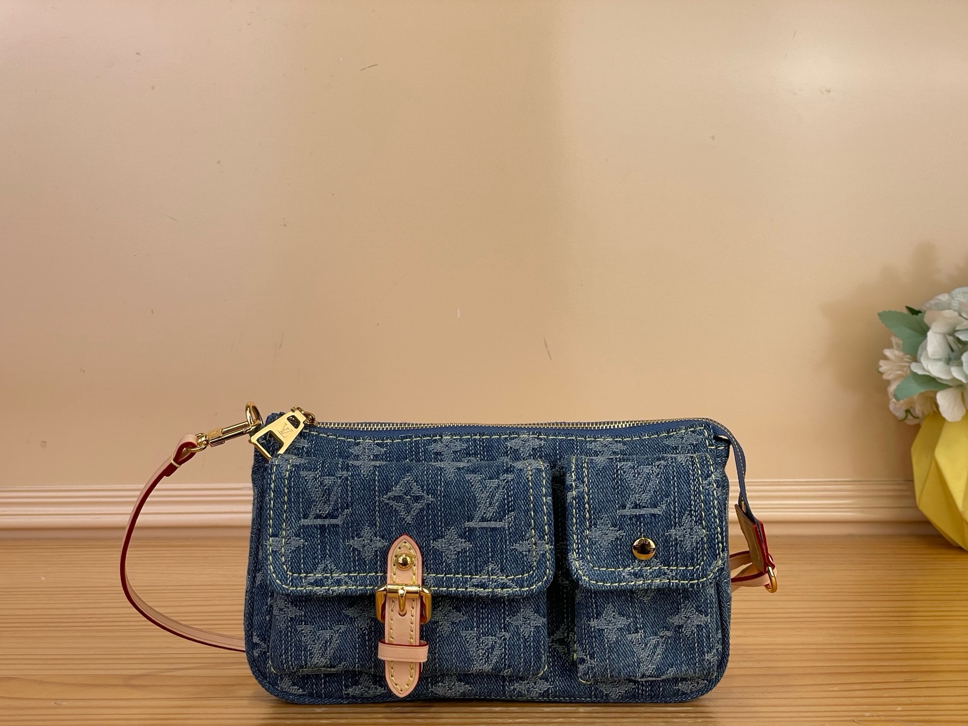 NO:879695,Top original item [ochette Accessories Cargo shoulder bag] M27602 blue (denim denim) interprets modern urban style. GOTS sj (Global Organic Textile Standard) certified cotton bag is paired with smooth cow leather trim and metal parts, which makes it more elegant. The versatile design is equipped with a detachable strap for multiple carrying methods, and the front pocket is designed for easy access to small items. Size 23.5 x 14 x  3cm.4815055,,cowhide19860909顶级原单【ochette Accessories Cargo 单肩 手袋】M27602 蓝色（丹宁牛仔） 演绎现代都市风尚.GOTS sj（全球有机纺织品标准）认证棉质包身巧搭光滑牛皮革饰边与金属件,倍显雅致风范.百搭设计配以可拆卸饰带,实现多种背携方式,前袋设计便于随手取放小物. 尺寸 23.5 x 14 x 3厘米.4815055,,cowhide,Bag