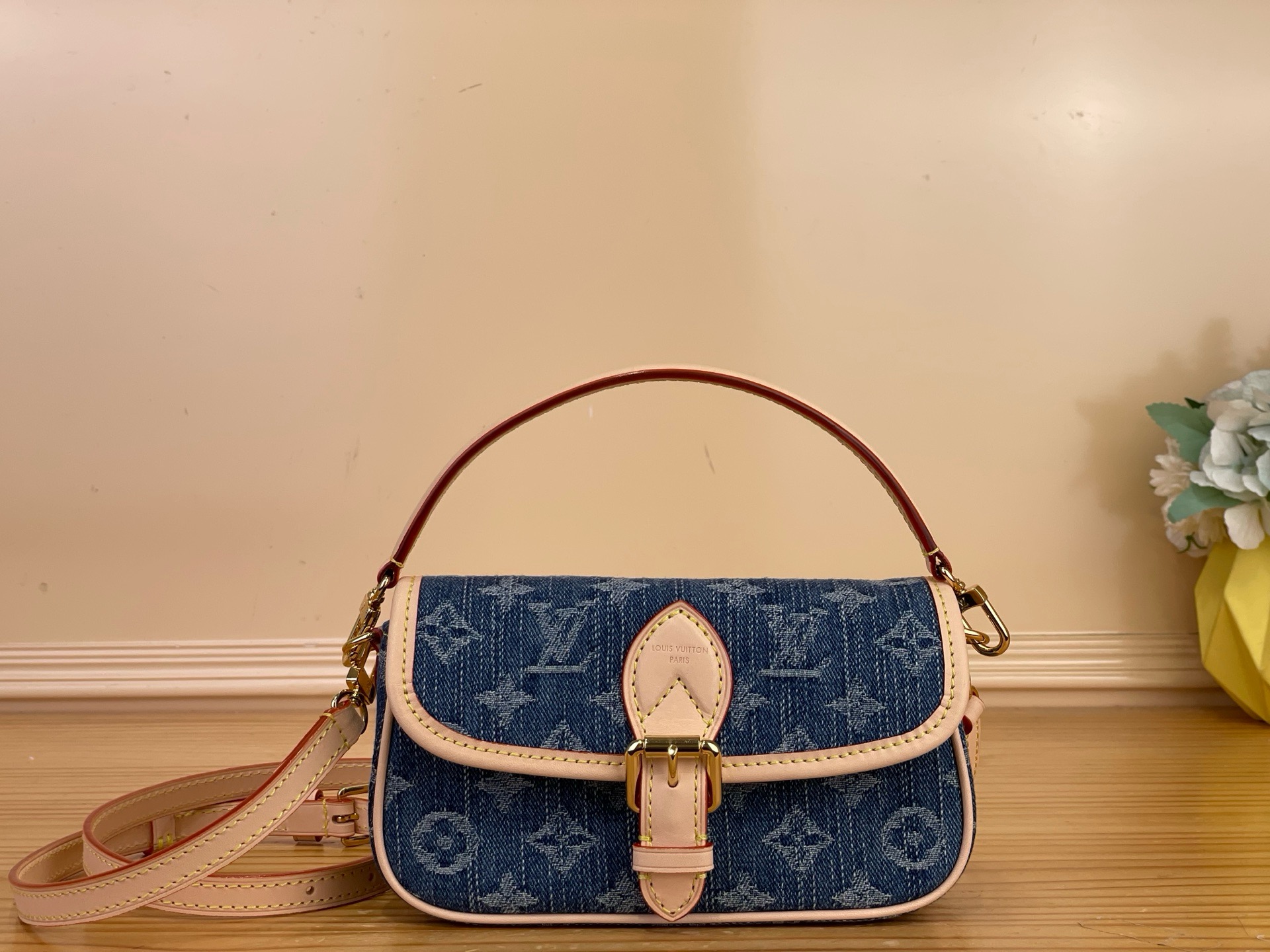 NO:879699,Top original order [Nano Diane baguette handbag] M27700 blue (denim denim). The denim fabric is used to add new ideas, and you can travel leisurely on weekends. The cotton bag creates a modern and avant-garde shape, with contrasting cowhide leather trim and unique metal parts. The detachable shoulder strap allows for multiple carrying methods and easy to switch styles. Dimensions 19 x 10.5 x 6 cm 4215046..,,cowhide19860909顶级原单【Nano Diane 法棍手袋】M27700 蓝色（丹宁牛仔 取材丹宁布添注新意,悠然随行周末出游.棉质包身塑就现代前卫造型,sj搭配撞色牛皮革饰边,缀饰别致金属件.可拆卸肩带实现多种背携方式,轻松切换造型. 尺寸 19 x 10.5 x 6 厘米 4215046..,,cowhide,Bag