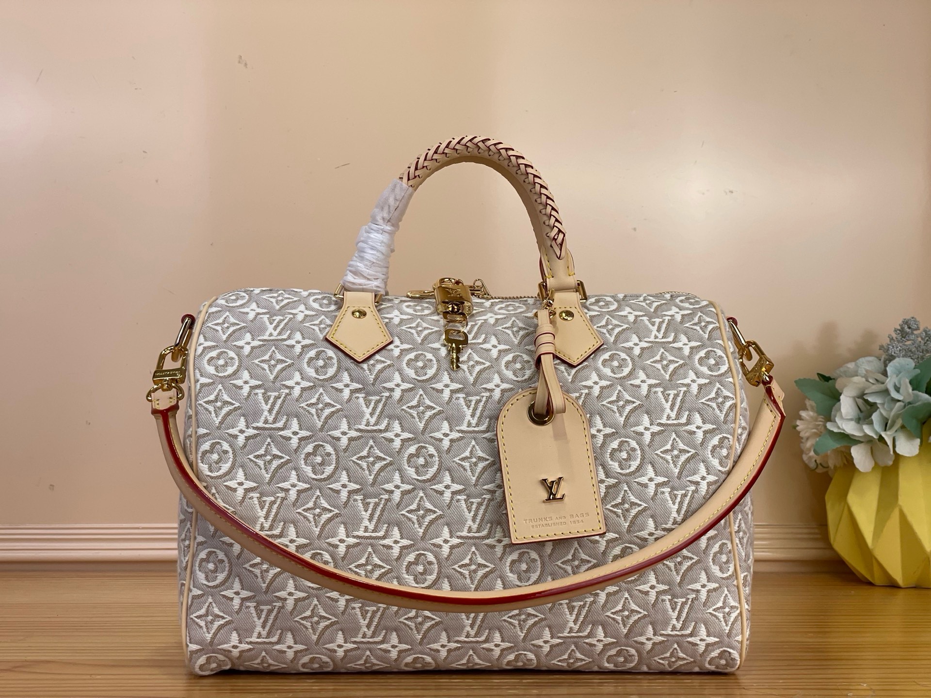 NO:879751,Top original order [SEEDY SOFT 30 handbag] M28479 white/jacquard This Seedy Soft 30 handbag reinterprets the classic Monogram sj pattern, using jacquard canvas to shape the Monogram Emblème logo, cleverly constructing the embroidery texture. The unique color matching renders exquisite craftsmanship and innovative ingenuity. The contrasting leather shoulder straps and woven handles are rich in layers, LV  The address plate highlights the brand's identity. The spacious configuration can easily store a tablet and other daily necessities. Dimensions: 30 x 21 x 17 cm 6317075 (Length x Height x Width),,louis vuitton19860909顶级原单【SEEDY SOFT 30 手袋】 M28479 白色/提花 本款 Seedy Soft 30 手袋焕新演绎经典 Monogram sj图案,以提花帆布塑造 Monogram Emblème 标识,巧妙构筑刺绣质感.别致配色渲染精湛工艺与创新巧思.撞色皮革肩带与编织手柄丰富层次,LV 地址牌点明品牌身份.宽敞构型可轻松收纳平板电脑及其他日常随行所需. 尺寸30 x 21 x 17 厘米 6317075 (长度 x 高 x 宽),,louis vuitton,Bag