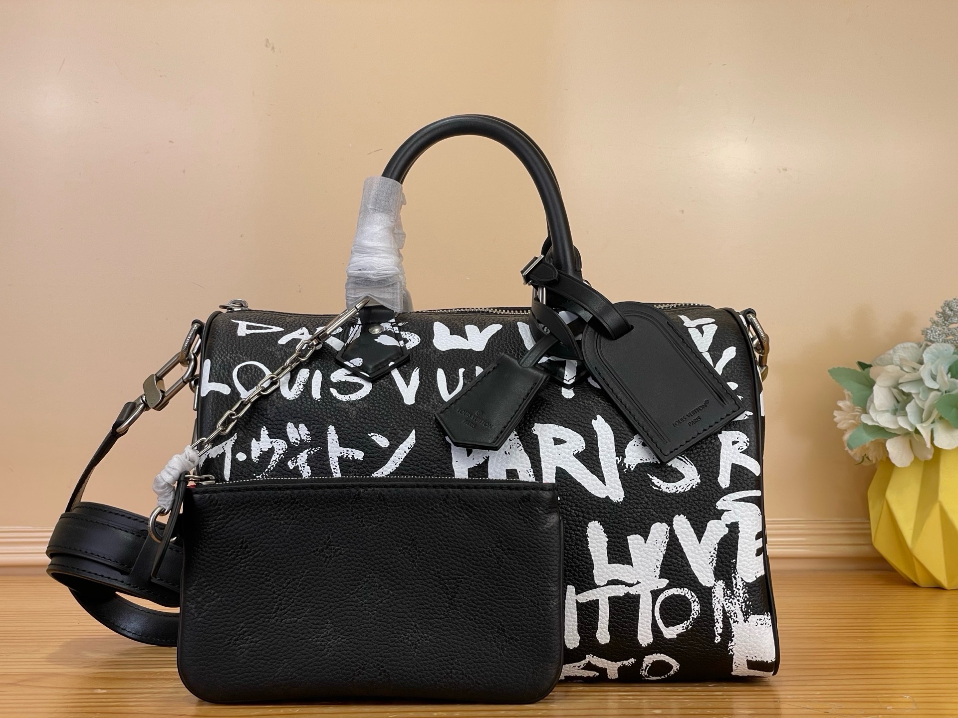 NO:879797,Top original order [Seedy 9 Bandoulière 30] M26175 letter/silk screen graffiti handbag is carefully designed by harrell Williams' fashion partner Nigo. The Monogram pattern on the cow leather is paired with the French and Japanese words of 'Louis Vuitton', 'Paris' and 'Tokyo' in handwriting. The leather trim continues the same print, creating a unique and eye-catching visual effect. Size 32 x 22.5 x 18 cm,,louis  vuitton,cowhide19860909顶级原单【Seedy 9Bandoulière 30】M26175字母/丝印涂鸦 手袋由 harrell Williams 的时尚搭档 Nigo 精心设计,为牛皮革之上的 Monogram 图案搭配手写体“路易威登”、“巴黎”及“东京”的法文和日文字样.皮革饰边延续相同印花,营造别致醒目的视觉效果. 尺寸 32 x 22.5 x 18 厘米,,louis vuitton,cowhide,Bag