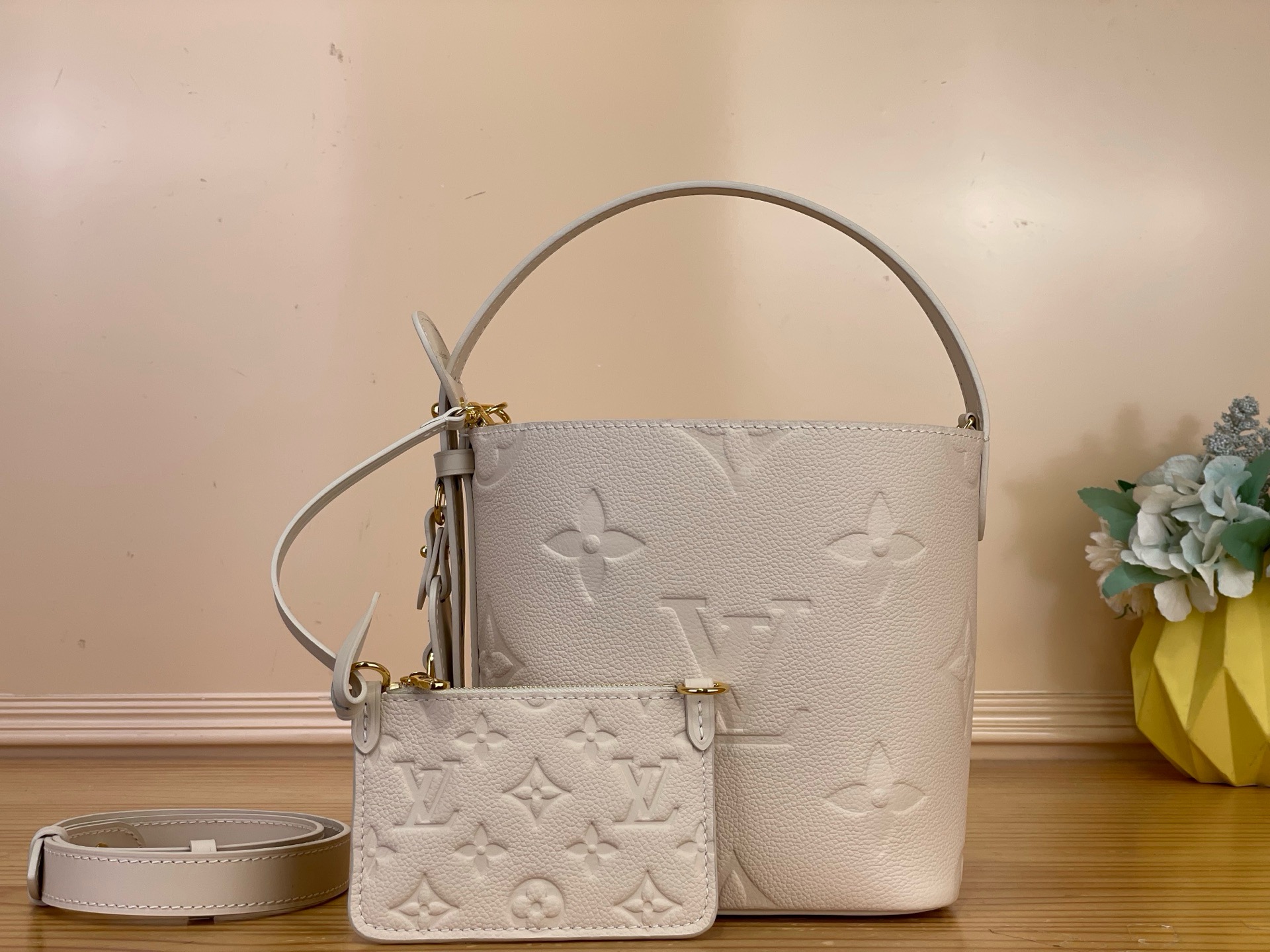 NO:879683,Top Original [All IN BB Bucket Bag] M2A356 Cream White/Embossed This style is updated for the season in an elegant bloom gray, perfect for work and weekends. It is made of signature Monogram Emreinte xh leather, decorated with exquisite silver hardware and a removable crossbody bag with signature details including the iconic name tag and padlock, and there is a zipper bag inside that can be used separately. Dimensions 16 x18 x12 cm  7619085,,satchels,crossbody bags19860909顶级原单【All IN BB 水桶手袋】M2A356 奶白色/压花 本款为当季更新,采用优雅的布鲁姆灰色,非常适合工作和周末.它由标志性Monogram Emreinte xh皮革制成,饰有精致的银色五金件和可拆卸的斜挎包带签名细节包括标志性的姓名标签和挂锁,里面还有一个可以单独使用的拉链袋 尺寸 16 x18 x12 厘米 7619085,,satchels,crossbody bags,Bag
