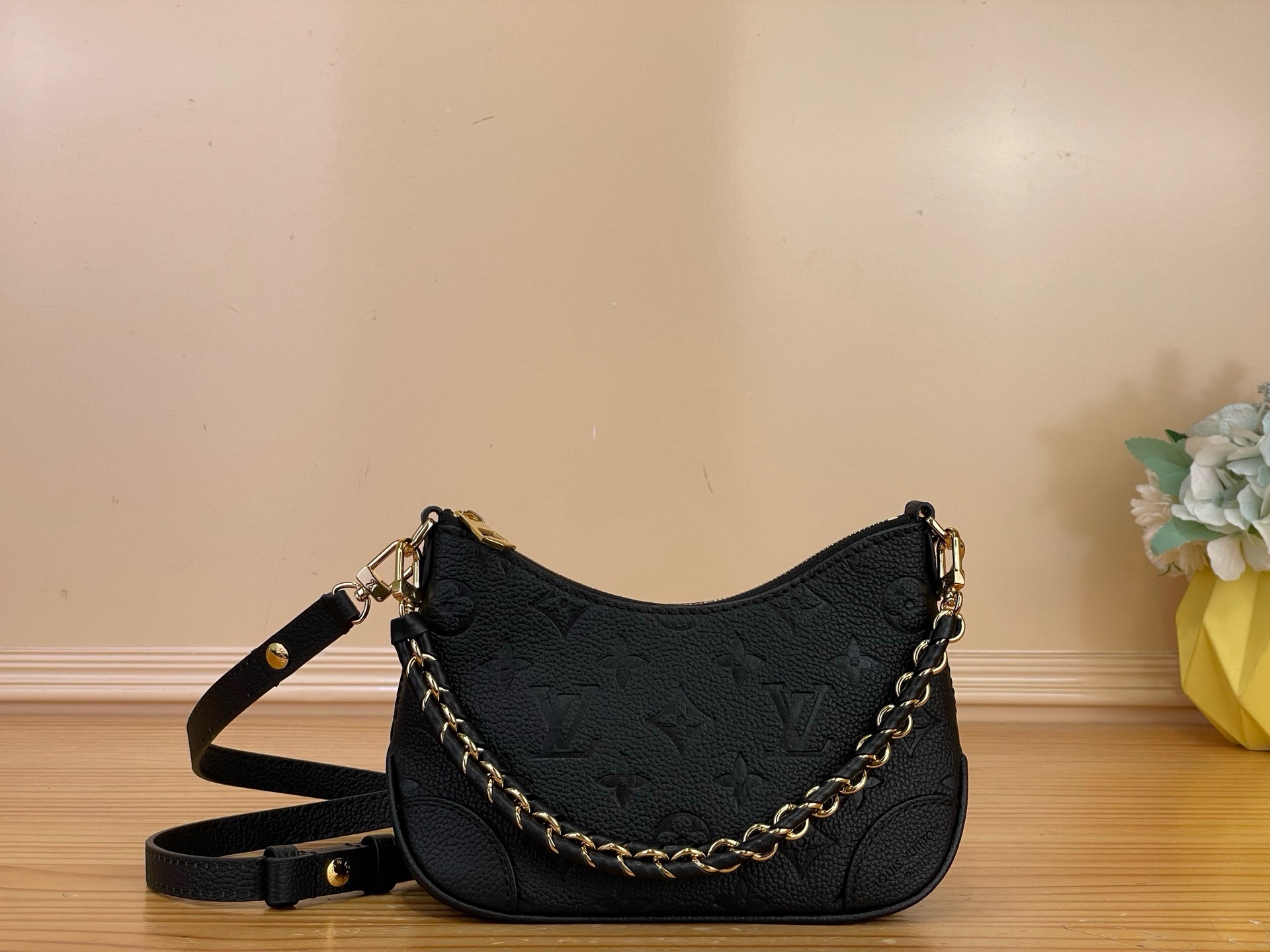 NO:879687,Top original order [Nano Boulogne horn handbag] M28427 black embossed Monogram Emreinte Ys series elegantly presents the Nano Boulogne sj handbag, injecting sophisticated style into day and night looks. The brand's classic Monogram pattern is embossed on cow leather and is appropriately configured to easily accommodate daily needs. The detachable woven chain provides shoulder and crossbody options. Size 19 x 13 x  8cm.5816068,,cowhide19860909顶级原单【Nano Boulogne 牛角手袋】M28427 黑色压花 Monogram Emreinte Ys系列优雅呈献 Nano Boulogne sj手袋,为昼夜造型注入考究格调.牛皮革压印品牌经典 Monogram 图案,恰宜构型轻松容纳日常所需,可拆卸编织链条提供肩背和斜挎选择. 尺寸 19 x 13 x 8厘米.5816068,,cowhide,Bag