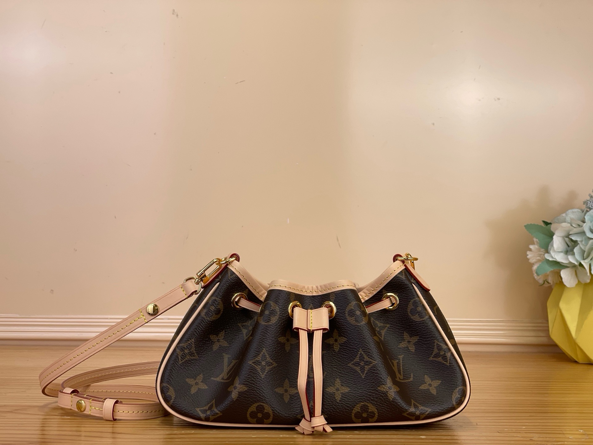 NO:879694,Top original item [NANO FRIVOLE handbag] m29537 Nano Frivole handbag draws inspiration from the classic Noé cc handbag, presented with a unique horizontal configuration, showing personality charm in day and night occasions. Monogram 18 canvas combined with VVN trim can accommodate mobile phones, wallets and other small items. The adjustable and detachable shoulder strap can be used as a crossbody, shoulder or hand carry. Size 24 x  13 x 8 cm.3914045.. (Length x Height x Width),19860909顶级原单【NANO FRIVOLE 手袋】 m29537 Nano Frivole 手袋向经典 Noé cc手袋采撷灵感,以别具巧思的横向构型呈现,于昼夜场合展露个性魅力.Monogram 18帆布结合 VVN 饰边,可容纳手机、钱夹等随行小物.巧用可调节并拆卸的肩带,斜挎、肩背、手提随心 尺寸24 x 13 x 8 厘米.3914045.. (长度 x 高 x 宽),,Bag