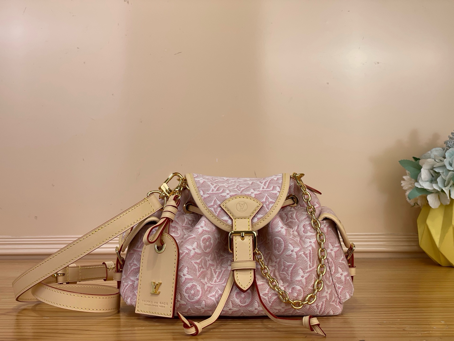 NO:879766,The top original item [ODYSSE small handbag] M29974 pink/jacquard Odyssée small handbag is interpreted as the Monogram Emblème sj version in early autumn 2026. The jacquard canvas is paved with delicate texture, and the unique color recalls the ribbons used in Louis Vuitton's classic hard cases. The leather address plate is embellished with it, and the cotton lining is decorated with exclusive labels. The side pockets are convenient for accessing small items such as keys, lipstick, etc.  Dimensions 27 x 17 x 12 cm 6618075 (length x height x width),,louis vuitton19860909顶级原单【ODYSSE 小号手袋】 M29974 粉色/提花 Odyssée 小号手袋于 2026 早秋演绎 Monogram Emblème sj版本.提花帆布铺陈细腻质感,别致色彩回溯路易威登经典硬箱所用丝带.皮革地址牌点缀其间,棉质内衬缀饰专属标签.侧袋便于取放钥匙、唇膏等小件物品. 尺寸27 x 17 x 12 厘米 6618075 (长度 x 高 x 宽),,louis vuitton,Bag