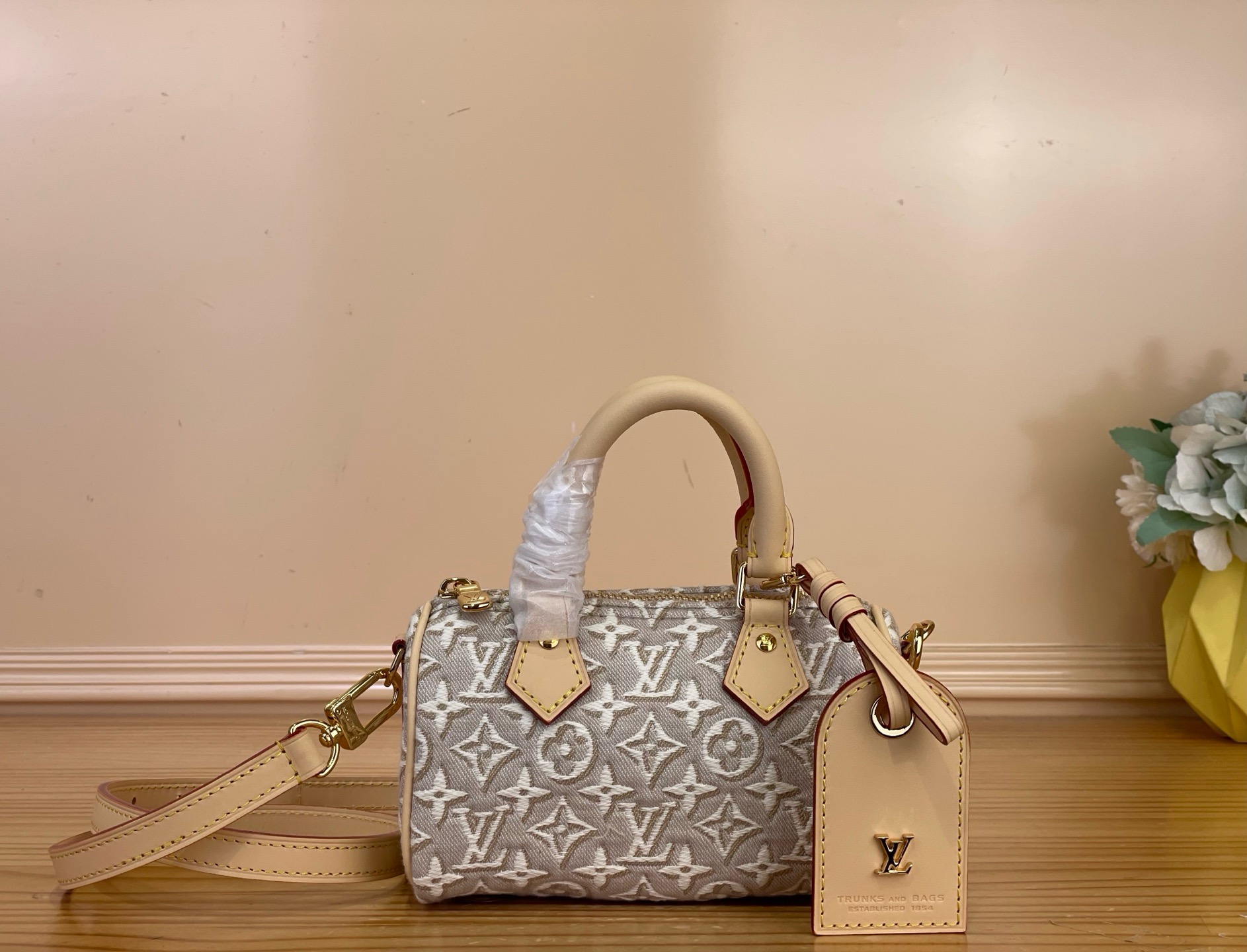 NO:879792,Top original order [NANO SEEDY handbag] m28502 white/jacquard This Nano Seedy handbag is made of fine-touch jacquard canvas with Monogram Emblème sj logo, and the bag body is rendered in the brand's traditional hard box tones, with contrasting cow leather trim and detachable LV address plate, which tells the story of Louis Vuitton's exquisite craftsmanship. The compact configuration is suitable for storing daily needs such as coin purses. Size 16 x  10 x 7.5 cm 4815055 (length x height x width),,louis vuitton,louis vuitton,wallets,cowhide19860909顶级原单【NANO SEEDY 手袋】 m28502 白色/提花 本款 Nano Seedy 手袋为触感细腻的提花帆布融入 Monogram Emblème sj标识,以品牌传统硬箱色调渲染包身,搭配撞色牛皮革饰边和可拆卸 LV 地址牌,将路易威登的精湛工艺传承娓娓道来.紧凑构型适宜收纳零钱包等日常所需. 尺寸16 x 10 x 7.5 厘米 4815055 (长度 x 高 x 宽),,louis vuitton,louis vuitton,wallets,cowhide,Bag