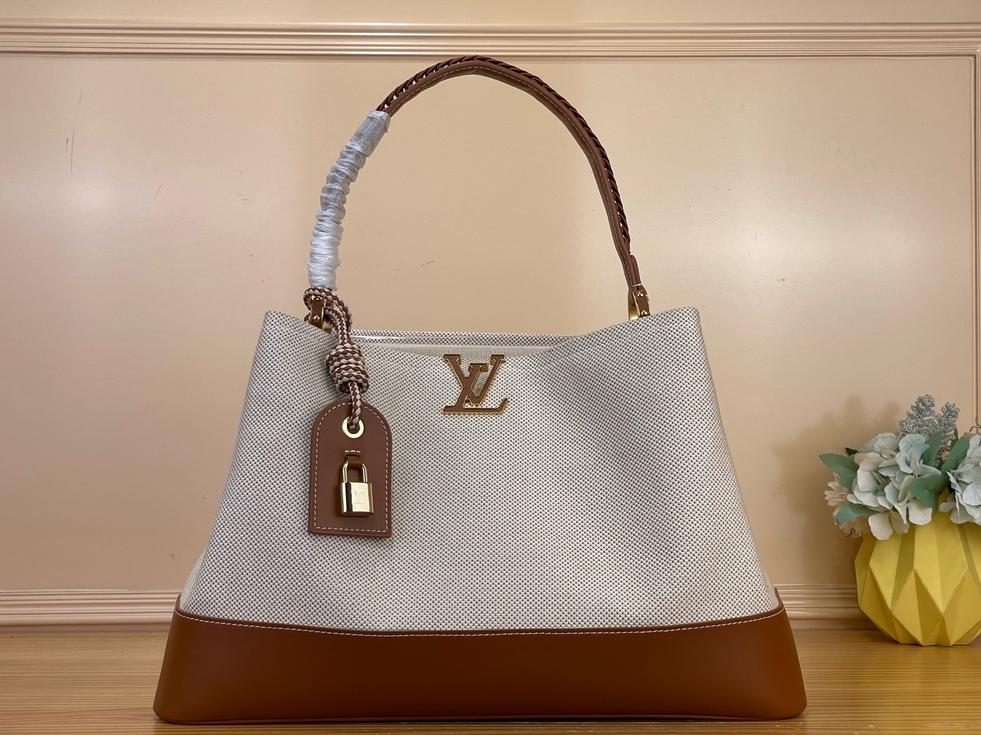 NO:879702,Top original order [CAUCINES WEEKENDER handbag] m28439 canvas/brown This Caucines Weekender handbag is inspired by the 1934 Squire st handbag, inheriting Louis Vuitton's long travel tradition, using canvas with smooth leather bottom and trim, creating an elegant two-way design. The decorative nameplate and padlock can be removed at will, LV  The letters add a finishing touch. Plenty of internal space to easily store large documents and daily needs. Dimensions 43.5 x 15.5 x 16 cm 8819095 (length x height x width),,louis vuitton,louis vuitton19860909顶级原单【CAUCINES WEEKENDER 手袋】 m28439 帆布/ 棕色 本款 Caucines Weekender 手袋撷取 1934 年 Squire st手袋灵感,承袭路易威登悠久旅行传统,以帆布搭配光滑皮革包底与饰边,塑就优雅两式风尚设计.装饰名牌与挂锁可随心拆卸,LV 字母平添点睛之笔.充裕内部空间轻松收纳大号文件及日常所需. 尺寸43.5 x 15.5 x 16 厘米 8819095 (长度 x 高 x 宽),,louis vuitton,louis vuitton,Bag
