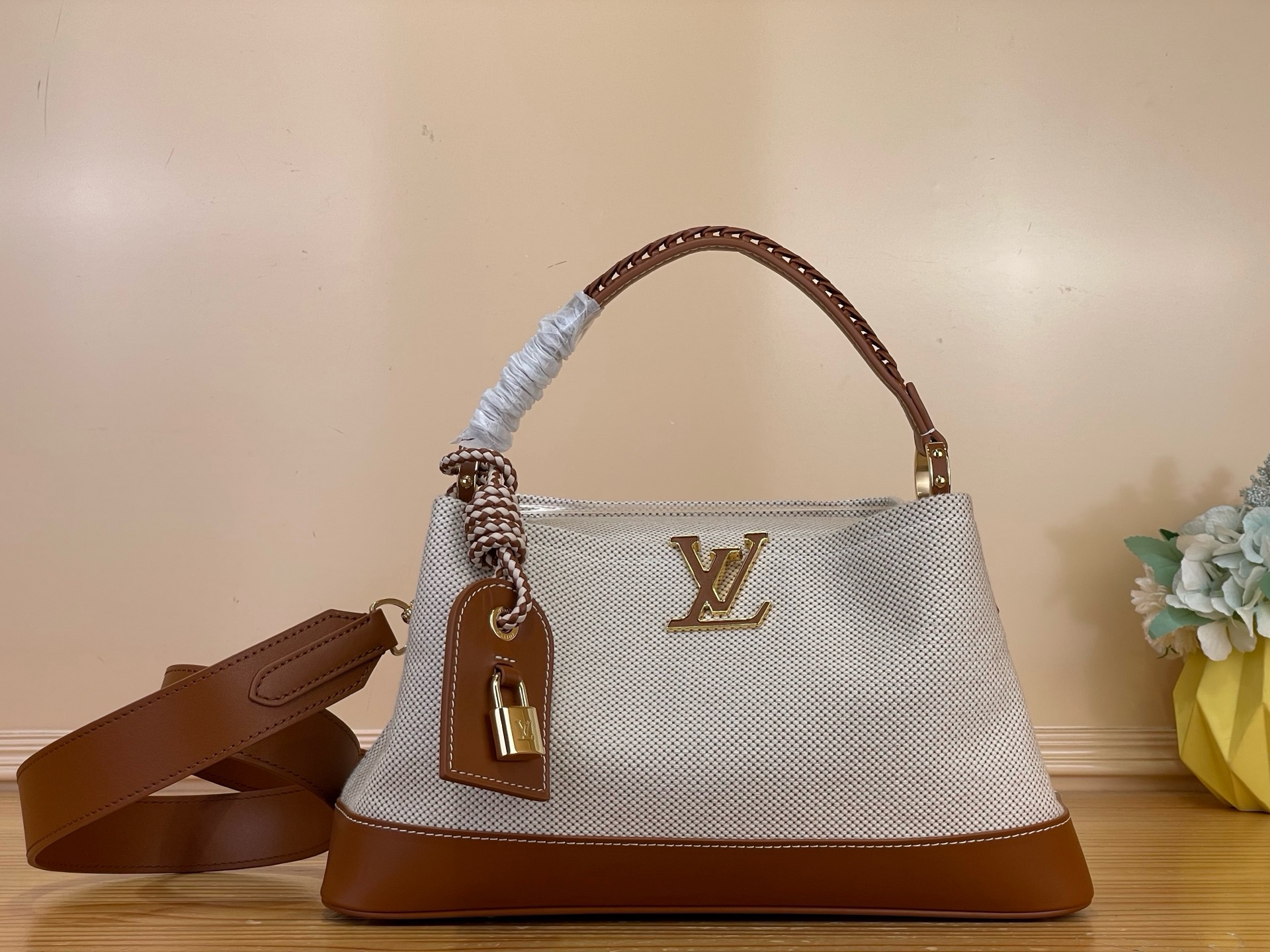 NO:879705,Top original order [CAUCINES WEEKENDER small handbag] m28438 canvas/brown This Caucines Weekender handbag is inspired by the 1934 Squire st handbag and inherits Louis Vuitton's long travel tradition. It uses canvas with smooth leather bottom and trim to create an elegant two-way design. The decorative nameplate and padlock can be removed at will, LV  Letters add a finishing touch. Plenty of internal space to easily store large documents and daily needs. Size 33 x 19 x 9 cm 8619088 (length x height x width),,louis vuitton,louis vuitton19860909顶级原单【CAUCINES WEEKENDER 小号手袋】 m28438 帆布/ 棕色 本款 Caucines Weekender 手袋撷取 1934 年 Squire st手袋灵感,承袭路易威登悠久旅行传统,以帆布搭配光滑皮革包底与饰边,塑就优雅两式风尚设计.装饰名牌与挂锁可随心拆卸,LV 字母平添点睛之笔.充裕内部空间轻松收纳大号文件及日常所需. 尺寸33 x 19 x 9厘米 8619088 (长度 x 高 x 宽),,louis vuitton,louis vuitton,Bag