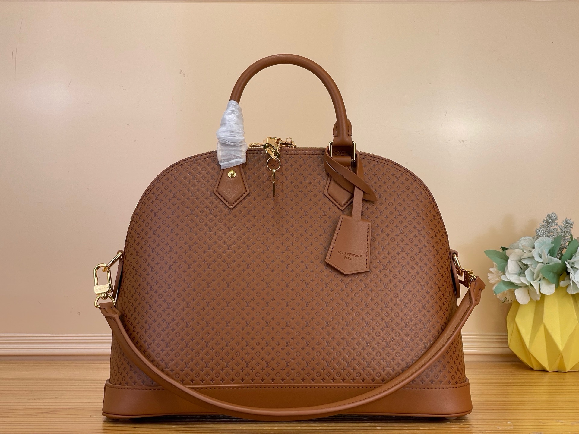 NO:879713,Top Original [Alma MM Soft Handbag] M28517 Brown (Fine Embossed) Steel Hardware Minigram is reimagined for the Resort collection, st This is a new leather signature in a timeless hazelnut colorway It is made from calfskin with a two-step process that prints and embosses the leather to create a subtle two-tone pattern. The roomy design fits everyday essentials, including a tablet, and comes with a removable keybell and shoulder strap Dimensions 37x28x13.5cm  7518085,,cowhide19860909顶级原单【Alma MM Soft 手袋】M28517 棕色（小字压花）钢五金 是为度假系列重新设计的Minigram, st这是一款采用永恒榛子配色的新皮革签名它由小牛皮制成,经过两步工艺将皮革印刷和压花,形成微妙的双色图案.宽敞的设计适合日常必需品,包括平板电脑,并配有可拆卸 的钥匙铃和肩带 尺寸37x28x13.5厘米 7518085,,cowhide,Bag