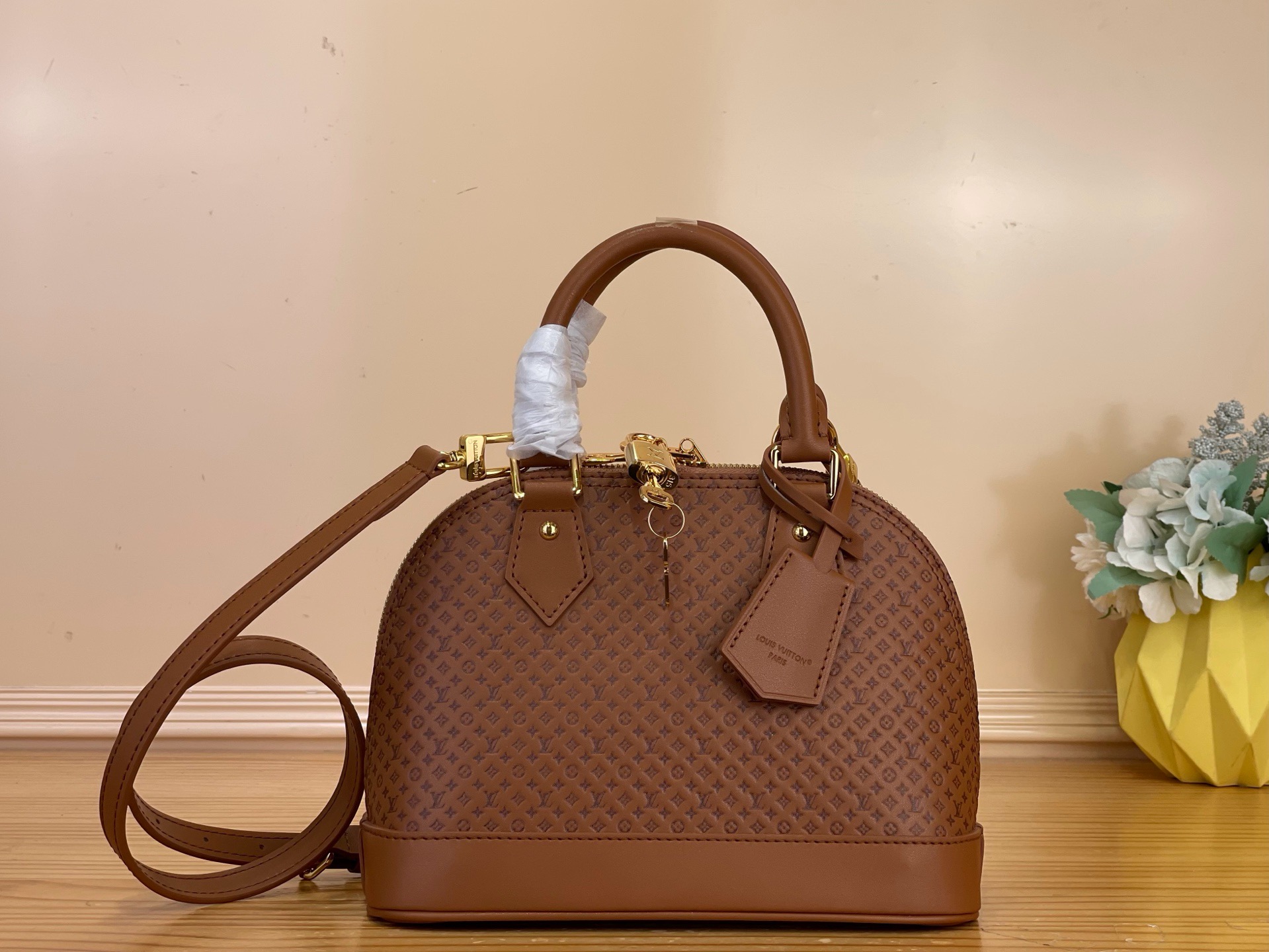 NO:879715,The top original item [Alma BB handbag] M29416 pink 29491 brown (small embossed) steel hardware is made of cow leather, with timeless tones to highlight the new seasonal fashion. Printed and embossed leather interprets Louis Vuitton's new Minigram st pattern, creating a delicate appearance. The elegant silhouette is decorated with a top padlock, supplemented by a signature key bag, making it a piece suitable for all seasons.  This collection of masterpieces comes with exclusive packaging, imbued with the charming style of the Côte d'Azur. It comes with limited charms and the brand's iconic beach hut handbag, allowing you to enjoy the leisurely fun of midsummer - limited edition, subject to availability. Dimensions 23.5 x 17.5 x 11.5 cm 7018085, louis vuitton, cowhide19860909顶级原单【Alma BB 手袋】M29416粉色 29491棕色（小字压花）钢五金 选用牛皮革打造,以隽永色调彰显应季新风尚.印花与压纹皮革演绎路易威登新款 Minigram st图案,打造细腻外观.优雅廓形添缀顶部挂锁,辅以标志性钥匙包,成就四季皆宜的单品. 本系列臻作搭配专属包装,浸染蔚蓝海岸的迷人风情,随附限定挂饰与品牌标志性海滩小屋手袋,尽揽盛夏悠然意趣——限量呈献,售完即止. 尺寸23.5 x 17.5 x 11.5 厘米7018085,,louis vuitton,cowhide,Bag