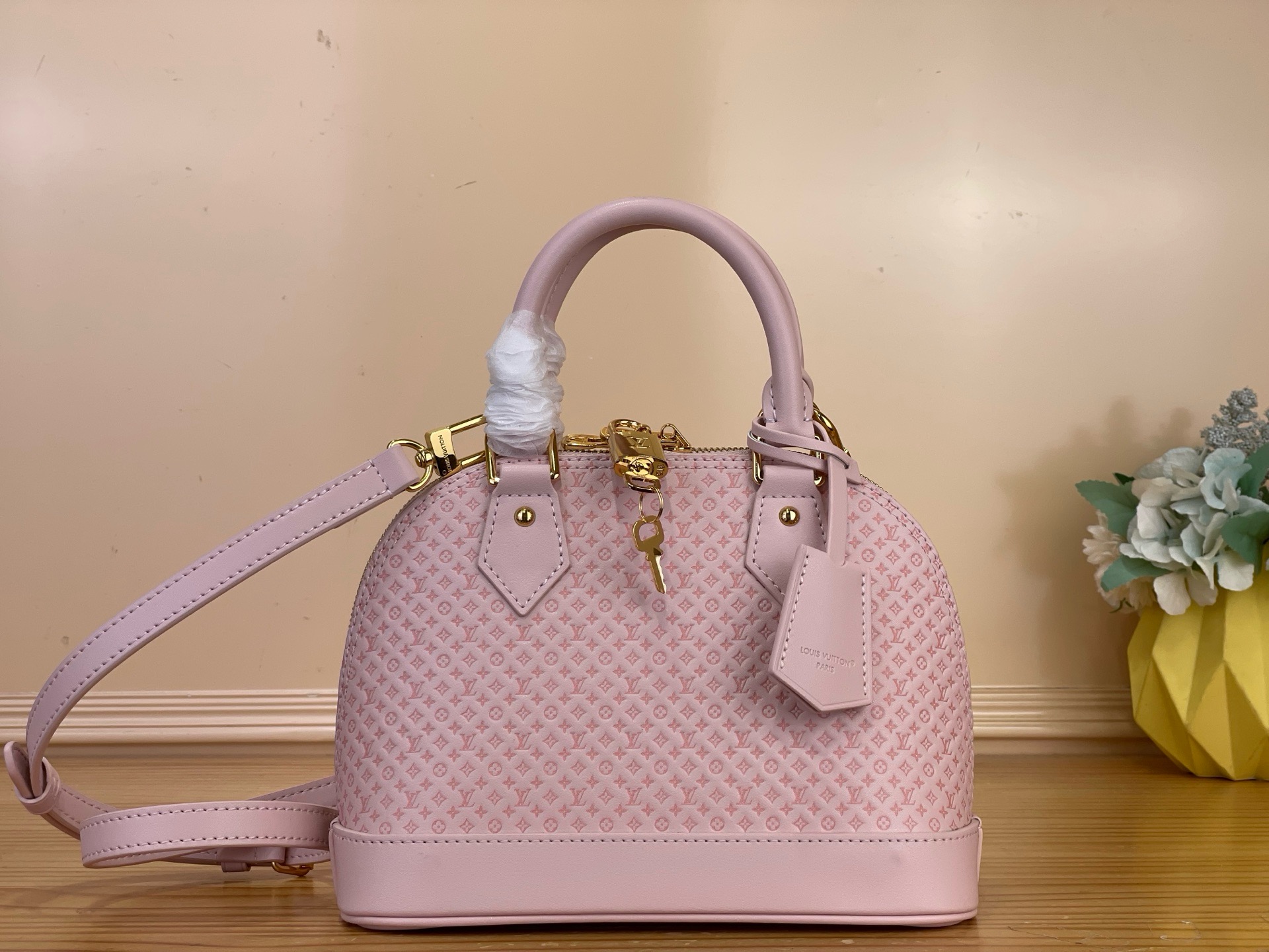 NO:879721,The top original item [Alma BB handbag] M29416 pink 29491 brown (small embossed) steel hardware is made of cow leather, with timeless tones to highlight the new seasonal fashion. Printed and embossed leather interprets Louis Vuitton's new Minigram st pattern, creating a delicate appearance. The elegant silhouette is decorated with a top padlock, supplemented by a signature key bag, making it a piece suitable for all seasons.  This collection of masterpieces comes with exclusive packaging, imbued with the charming style of the Côte d'Azur. It comes with limited charms and the brand's iconic beach hut handbag, allowing you to enjoy the leisurely fun of midsummer - limited edition, subject to availability. Dimensions 23.5 x 17.5 x 11.5 cm 7018085, louis vuitton, cowhide19860909顶级原单【Alma BB 手袋】M29416粉色 29491棕色（小字压花）钢五金 选用牛皮革打造,以隽永色调彰显应季新风尚.印花与压纹皮革演绎路易威登新款 Minigram st图案,打造细腻外观.优雅廓形添缀顶部挂锁,辅以标志性钥匙包,成就四季皆宜的单品. 本系列臻作搭配专属包装,浸染蔚蓝海岸的迷人风情,随附限定挂饰与品牌标志性海滩小屋手袋,尽揽盛夏悠然意趣——限量呈献,售完即止. 尺寸23.5 x 17.5 x 11.5 厘米7018085,,louis vuitton,cowhide,Bag