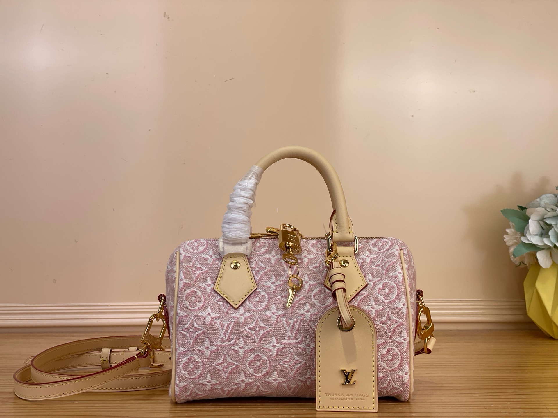 NO:879778,Top original order [SEEDY BANDOULIRE 20 handbag] M2A039 Pink/Jacquard This Seedy Bandoulière 20 handbag interprets the Monogram Emblème sj logo in elegant colors. The jacquard canvas creates a delicate texture like embroidery, and the leather address plate and Yingze padlock highlight the classic details. The compact configuration can store accompanying items, and the cotton lining is embellished with the exclusive Louis Vuitton label.  Dimensions 20.5 x 13.5 x 12 cm 5316058 (length x height x width),,louis vuitton19860909顶级原单【SEEDY BANDOULIRE 20 手袋】M2A039 粉色/提花 本款 Seedy Bandoulière 20 手袋以典雅色彩演绎 Monogram Emblème sj标识.提花帆布构筑刺绣般细腻质感,皮革地址牌与莹泽挂锁点亮经典细节.小巧构型可收纳随行物品,棉质内衬缀饰专属路易威登标签. 尺寸20.5 x 13.5 x 12 厘米 5316058 (长度 x 高 x 宽),,louis vuitton,Bag