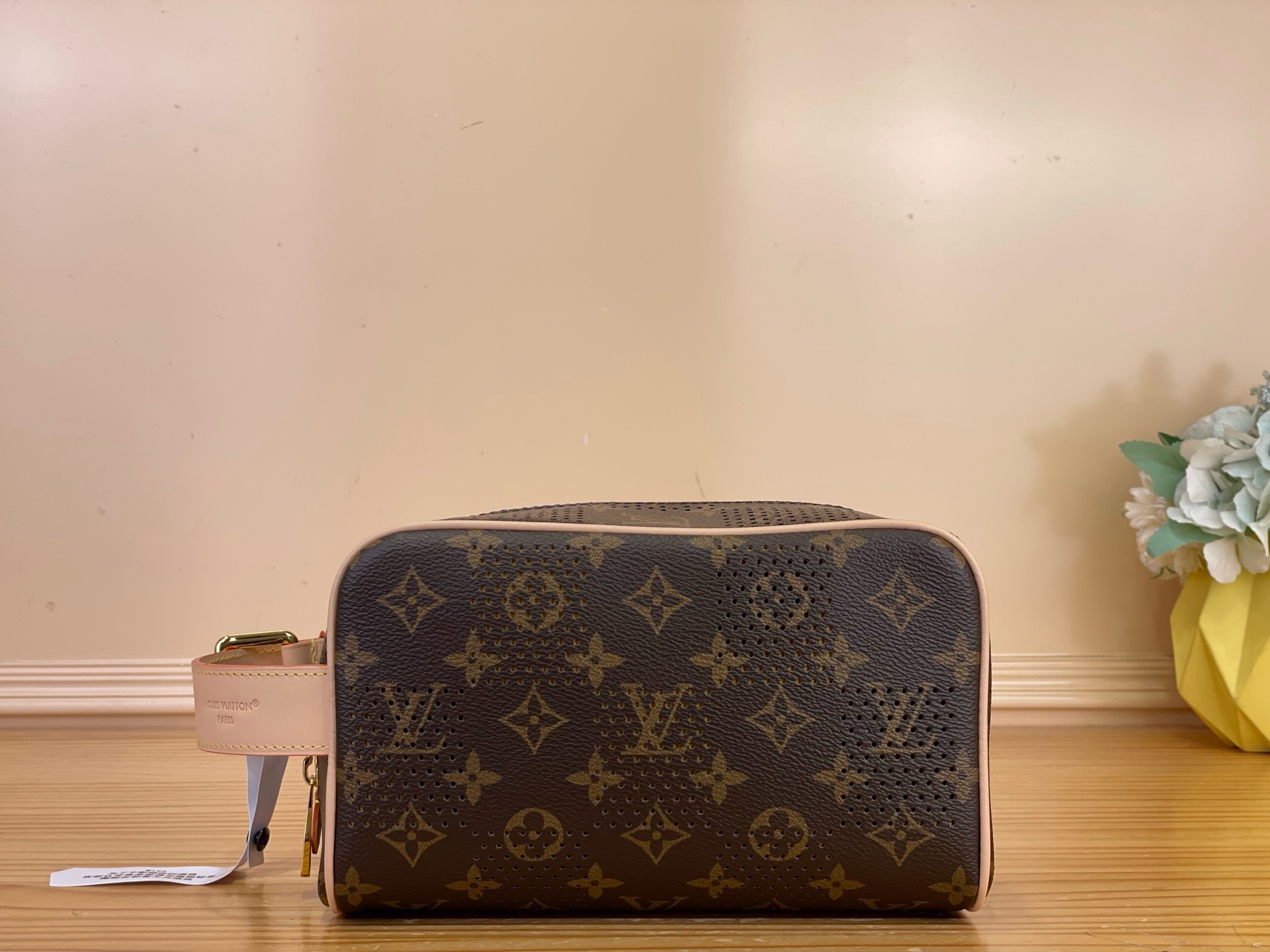 NO:879732,Top original order [LOCKER DO KIT toilet bag] m29165 Presbyopia/yellow (hollow) This Locker Do Kitt 18 toilet bag is made of Monogram canvas, with Damier perforated plaid covering the bright lining, creating an almost transparent effect. The exquisite outline, zipper inner pocket and adjustable leather handle create a spacious configuration, making it easy to store daily needs. Size 23 x 13 x 12  cm.3814045 (length x height x width),19860909顶级原单【LOCKER DO KIT 盥洗袋】 m29165 老花/黄色（镂空） 本款 Locker Do Kitt 18盥洗袋取材 Monogram 帆布,以 Damier 穿孔格纹掩映明丽内衬,打造近乎透明效果.精巧轮廓,拉链内袋和可调节皮革手柄共筑宽敞构型,便于收纳日常所需. 尺寸23 x 13 x 12 厘米.3814045 (长度 x 高 x 宽),,Bag