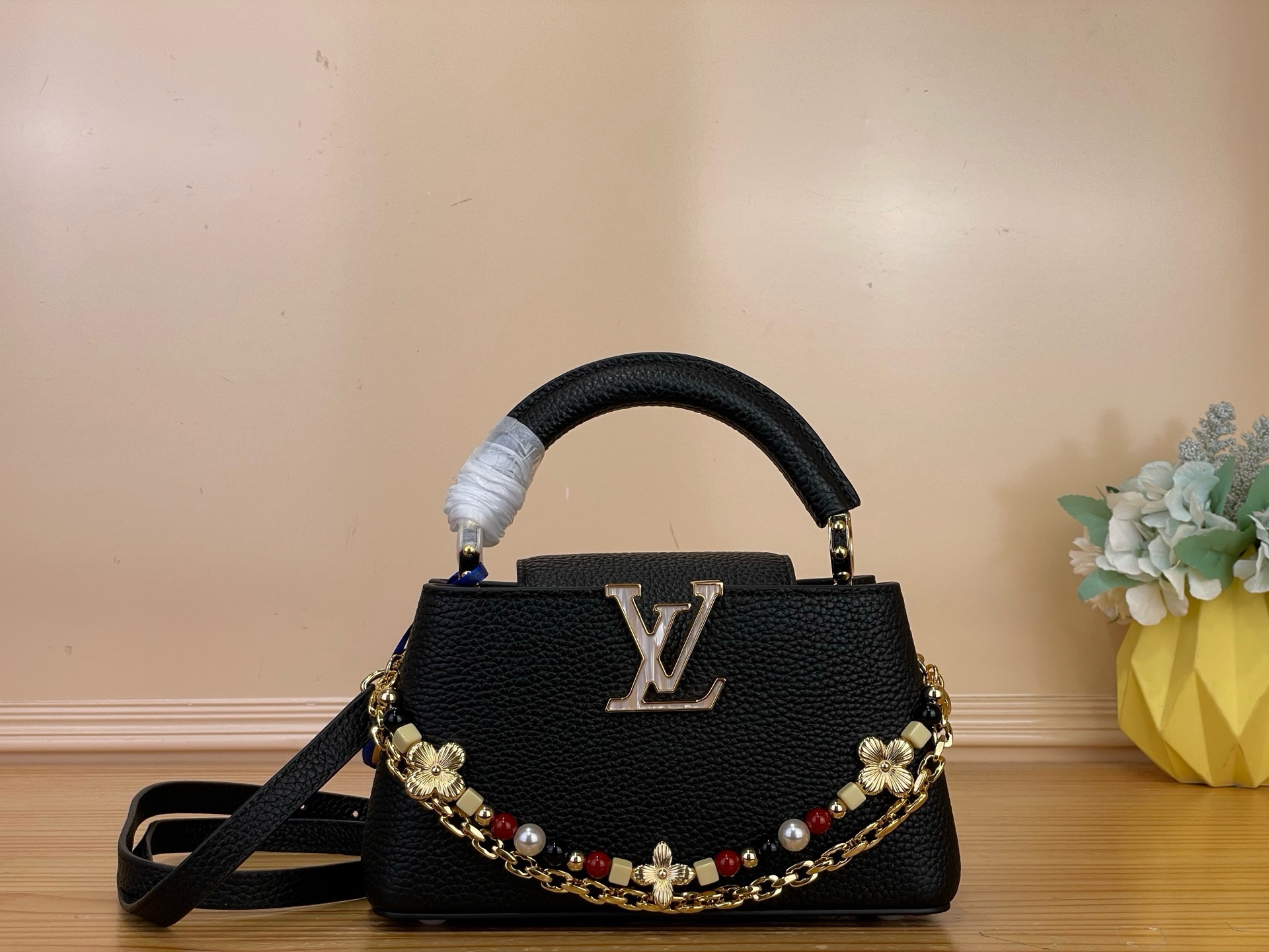 NO:879794,Top original order [CAUCINES WEST mini handbag] M28455 black/floral double chain This Sunbeam series Caucines mini handbag is exquisite and elegant. It is made of grained Taurillon HL leather and decorated with decorative chains. One chain is equipped with hand-assembled links, just like fine jewelry; the other is decorated with glass beads and metallic Monogram flowers, shining with charming luster. Embellished with the iconic LV  Letters, various carrying methods, inner compartments can store valuables in an orderly manner. This collection of masterpieces comes with exclusive packaging, imbued with the charming style of the Côte d'Azur, and comes with limited charms and the brand's iconic beach hut handbag to enjoy the leisurely mood of summer - limited edition, subject to availability. Dimensions 12 x 8 x 22 cm 118121350 (length x height x width),, louis vuitton19860909顶级原单【CAUCINES WEST mini 手袋】 M28455 黑色/花卉双链条 本款 Sunbeam 系列 Caucines mini 手袋精致典雅.选用粒面 Taurillon Hl皮革制成,缀以装饰链条一条搭配手工组装的链环,宛若精美珠宝；另一条饰有玻璃感串珠与金属质感 Monogram 花卉,闪耀迷人光泽.点缀标志性 LV 字母,背携方式多样,内隔层可有序收纳贵重物品. 本系列臻作搭配专属包装,浸染蔚蓝海岸的迷人风情,随附限定挂饰与品牌标志性海滩小屋手袋,尽揽盛夏悠然意趣——限量呈献,售完即止. 尺寸12 x 8 x 22 厘米 118121350 (长度 x 高 x 宽),,louis vuitton,Bag