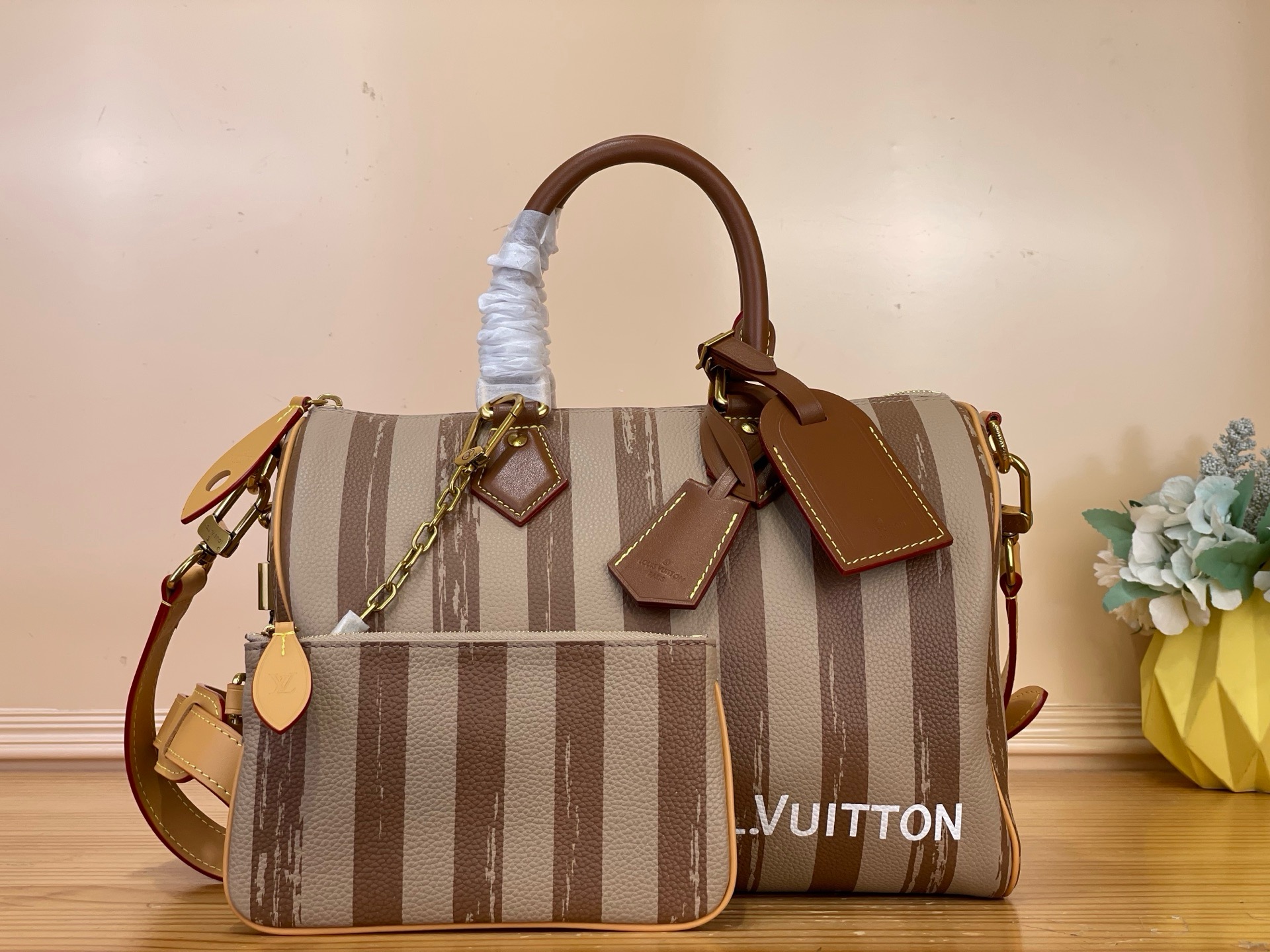 NO:879765,Top Original [Seedy 9 Bandoulière 30 Handbag] Apricot/Striped The Seedy 9 Bandoulière 30 bag is made of ultra-soft calfskin with Monogram print and is perfectly compact yet roomy enough to carry daily essentials. Meticulous details, such as the traditional side locks or the premium lambskin lining, are a testament to the superb craftsmanship of this bag. In addition to the top handle, there is a removable strap. Dimensions 32 x 22.5 x  18 cm,,cowhide,sheepskin19860909顶级原单【Seedy 9 Bandoulière 30 手袋】 杏色/条纹 Seedy 9 Bandoulière 30包由超柔软的小牛皮制成,带有Monogram印花,尺寸完美紧凑但足够宽敞,可以装下日常必需品.细致的细节,如传统侧锁或优质小羊皮衬里,证明了这款包的精湛工艺.除了顶部手柄外,还有一条可拆卸的带子. 尺寸32 x 22.5 x 18厘米,,cowhide,sheepskin,Bag