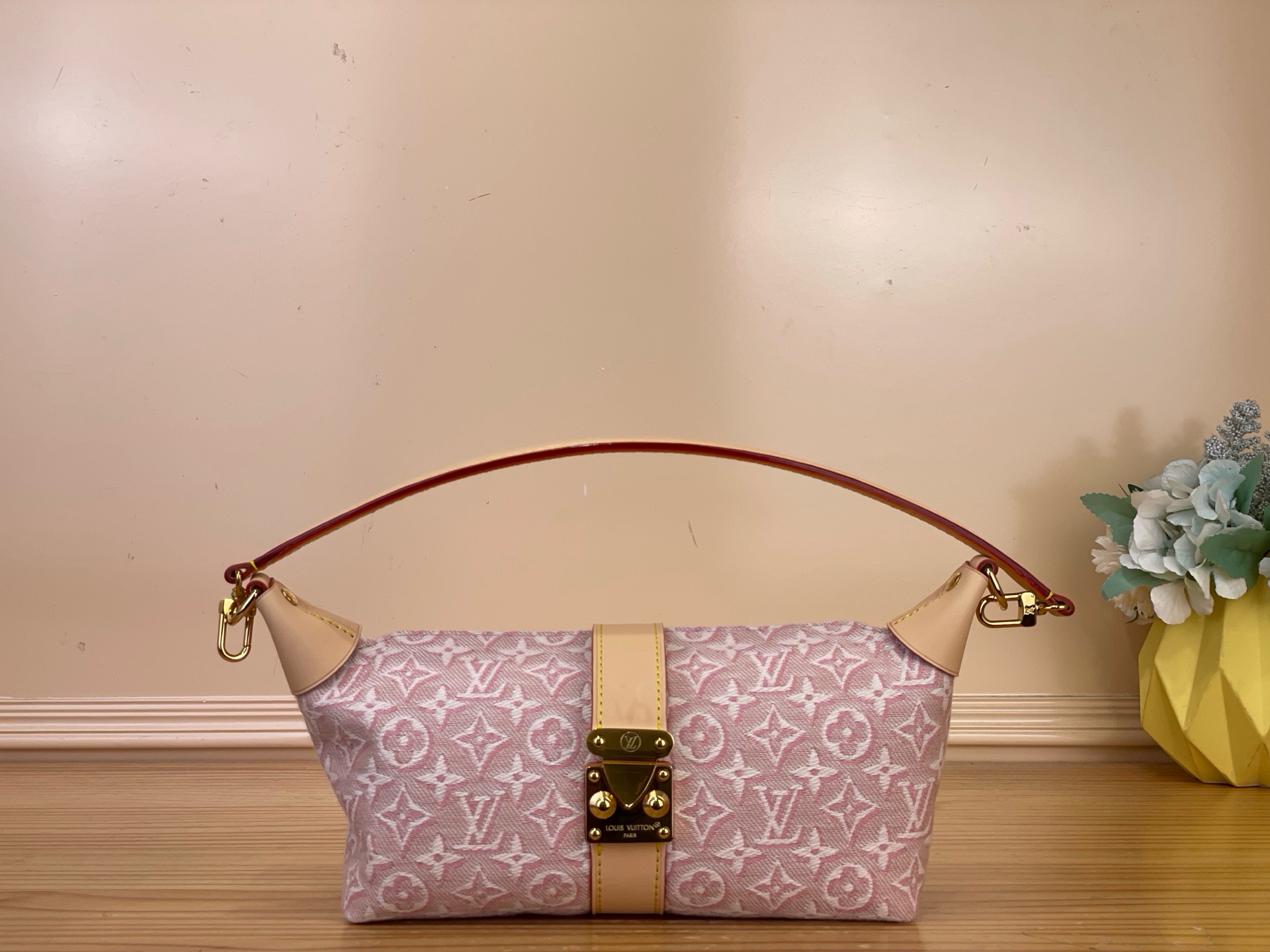 NO:879805,Top original order [OCCHETTE MIA handbag] M2A382 pink/jacquard This elegant ochette Mia handbag focuses on the Monogram Emblème sj logo, paying tribute to the original canvas created by the brand in 1896. It is made of cotton blend to present a delicate jacquard texture, with a unique cotton lining and Louis Vuitton label imprint. The Yingze S-lock lock highlights the unique color inspired by the ribbon details of the archive hard box.  Dimensions 22 x 14.5 x 8 cm 5316055 (length x height x width),,louis vuitton19860909顶级原单【OCHETTE MIA 手袋】M2A382 粉色/提花 本款优雅 ochette Mia 手袋聚焦 Monogram Emblème sj标识,致敬品牌于 1896 年创作的原版帆布,以棉布混纺呈现精致提花质感,搭配别致棉质内衬和路易威登标签印记.莹泽 S-lock 锁扣烘托灵感源自典藏硬箱丝带细节的别致色调. 尺寸22 x 14.5 x 8 厘米 5316055 (长度 x 高 x 宽),,louis vuitton,Bag