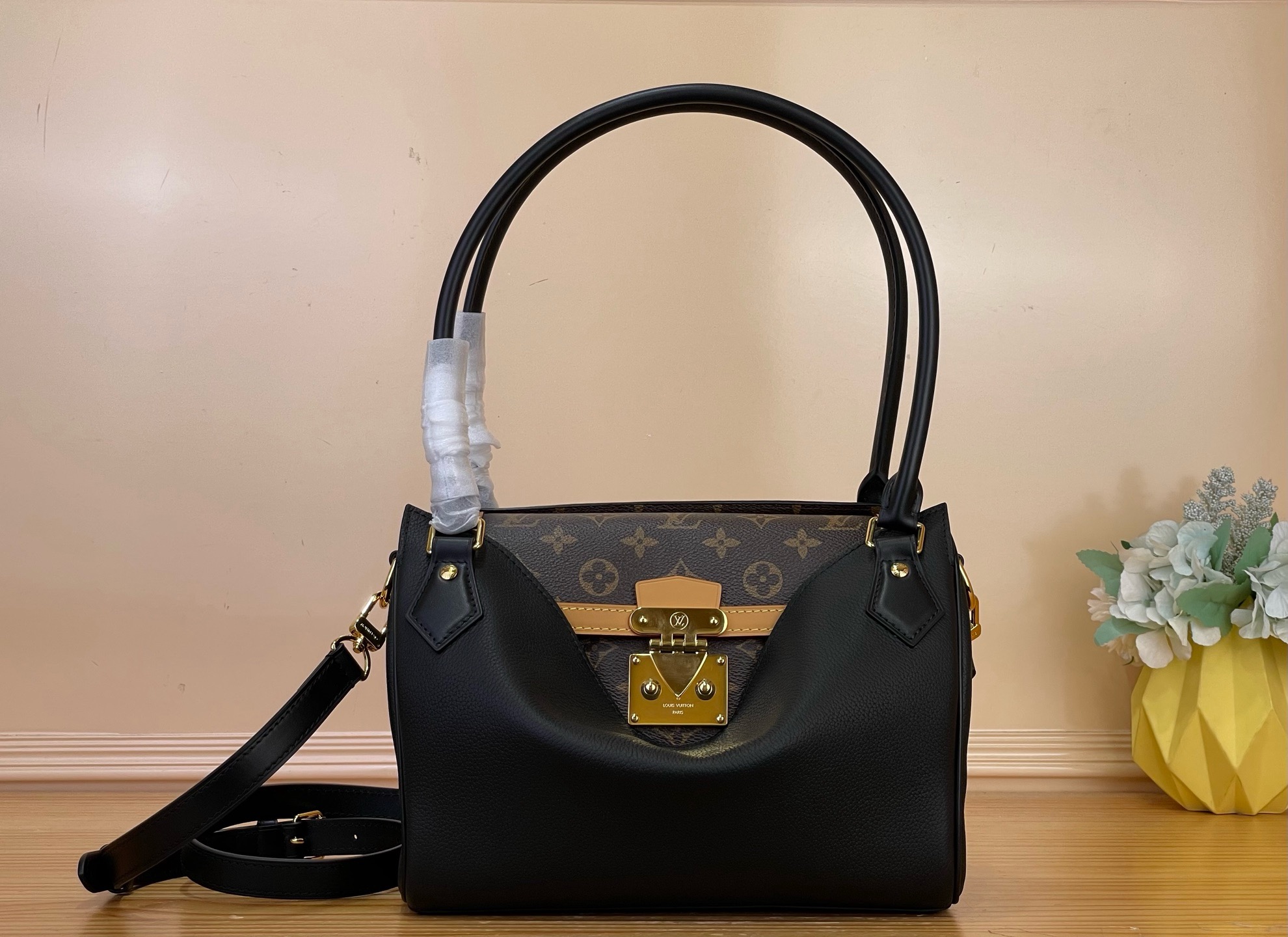 NO:879821,Top original order [eekaboo Seedy handbag] M30327 black/presbyopia FW26 show exclusive model, eekaboo-Seedy  sj reverse opening and closing structure, the black bag body is soft and loose, and the classic presbyopia is hidden on the inside of the bag mouth. It is low-key and recognizable. It can accommodate mobile phones, compact powder, keys and other personal belongings in daily life. It is a golden handheld size for daily commuting. It can be worn on one shoulder or cross-body, and it has a calm aura, and the atmosphere of daily travel is instantly in place!   Size 26x19x15 (cm) 901981000,,gold19860909顶级原单【eekaboo Seedy 手袋】 M30327 黑色/老花 FW26 秀场独家款,eekaboo-Seedy sj反向开合结构,黑色包身柔软和松弛,将经典老花藏于包口内侧,低调又有辨识度,日常可以容纳手机、粉饼、钥匙等随身物品,属于日常通勤的黄金手提尺寸,可单肩,斜挎,且自带从容气场,日常出行氛围感即刻到位！  尺寸26x19x15（cm）901981000,,gold,Bag