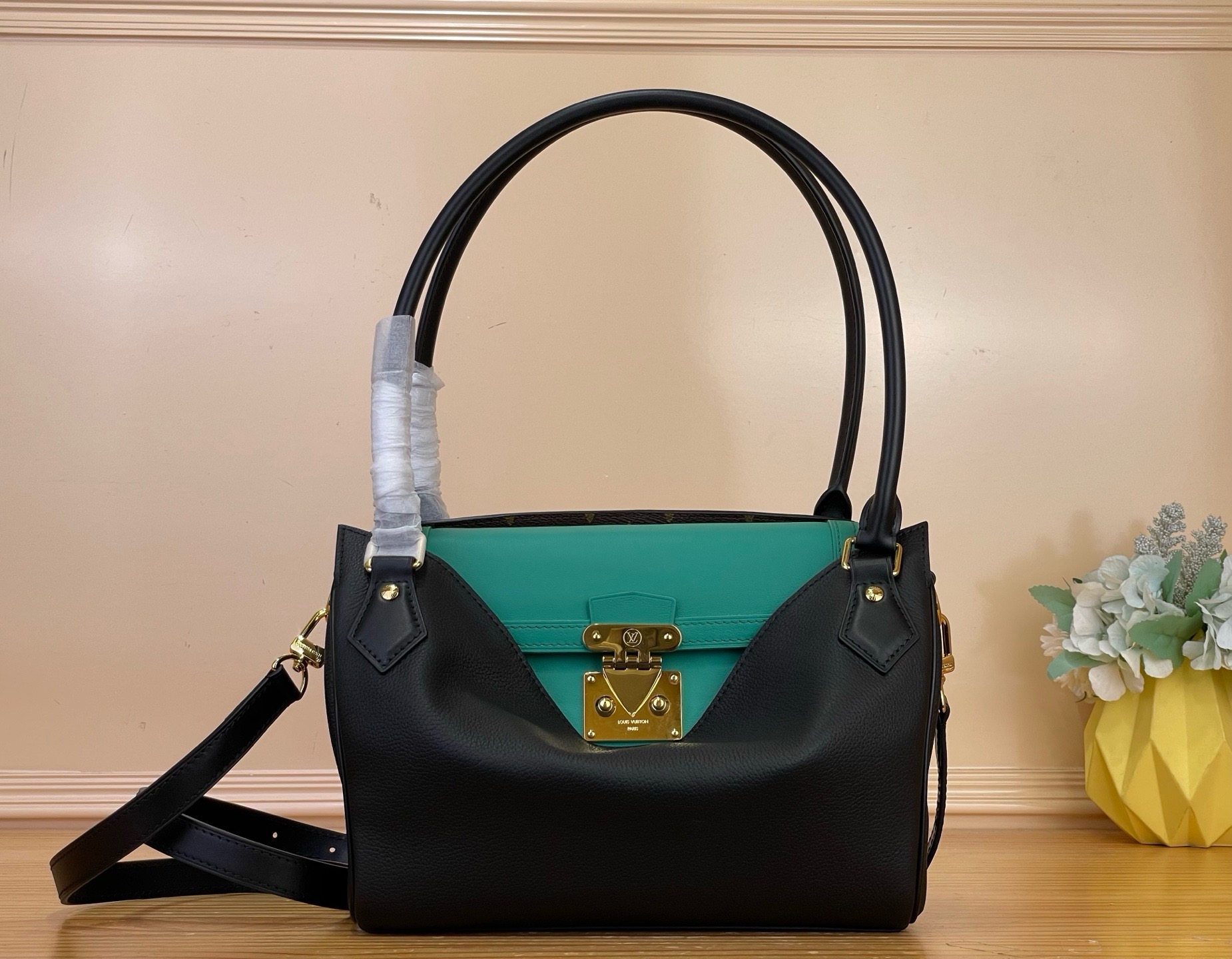 NO:879830,Top original order [eekaboo Seedy handbag] M30327 black/green FW26 show exclusive model, eekaboo-Seedy sj  The reverse opening and closing structure, the black bag body is soft and loose, and the classic presbyopia is hidden on the inside of the bag mouth. It is low-key and recognizable. It can accommodate mobile phones, compact powder, keys and other personal belongings in daily life. It is a golden handheld size for daily commuting. It can be worn on one shoulder or cross-body, and it has a calm aura, instantly creating a sense of daily travel atmosphere!   Size 26x19x15 (cm) 951981000,,gold19860909顶级原单【eekaboo Seedy 手袋】 M30327 黑色/绿色 FW26 秀场独家款,eekaboo-Seedy sj 反向开合结构,黑色包身柔软和松弛,将经典老花藏于包口内侧,低调又有辨识度,日常可以容纳手机、粉饼、钥匙等随身物品,属于日常通勤的黄金手提尺寸,可单肩,斜挎,且自带从容气场,日常出行氛围感即刻到位！  尺寸26x19x15（cm）951981000,,gold,Bag