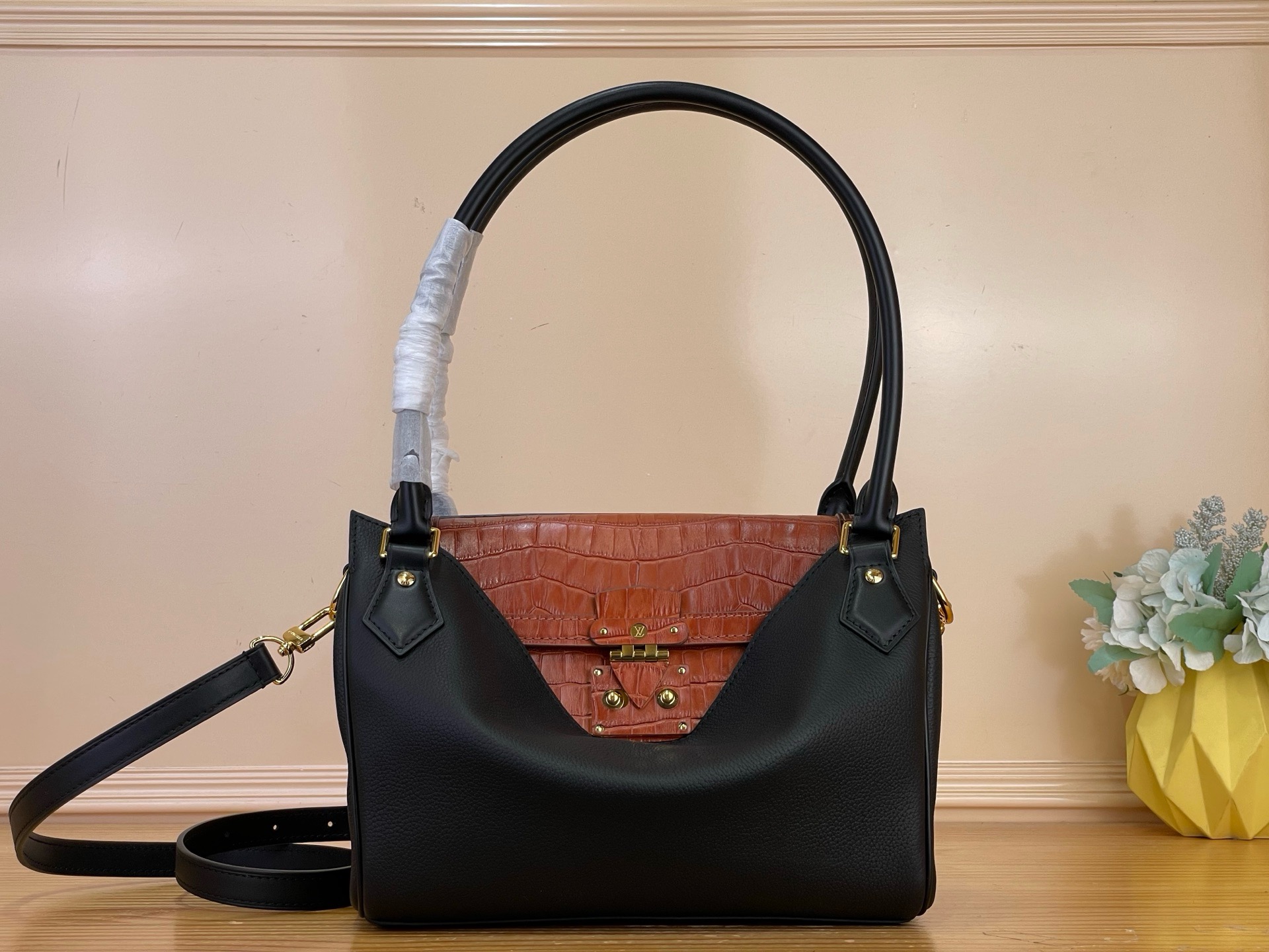NO:879825,Top original order [eekaboo Seedy handbag] M30327 black/crocodile FW26 show exclusive model, eekaboo-Seedy  It has a reverse opening and closing structure, and the black bag body is soft and loose. SJ hides the classic crocodile pattern on the inside of the bag opening. It is low-key and recognizable. It can accommodate mobile phones, compact powder, keys and other personal belongings. It is a golden handheld size for daily commuting. It can be worn on one shoulder or cross-body, and it has a calm aura, instantly creating a sense of daily travel atmosphere!   Size 26x19x15 (cm) 951981000,,gold19860909顶级原单【eekaboo Seedy 手袋】 M30327 黑色/鳄鱼 FW26 秀场独家款,eekaboo-Seedy 反向开合结构,黑色包身柔软和松弛,sj将经典鳄鱼纹路藏于包口内侧,低调又有辨识度,日常可以容纳手机、粉饼、钥匙等随身物品,属于日常通勤的黄金手提尺寸,可单肩,斜挎,且自带从容气场,日常出行氛围感即刻到位！  尺寸26x19x15（cm）951981000,,gold,Bag