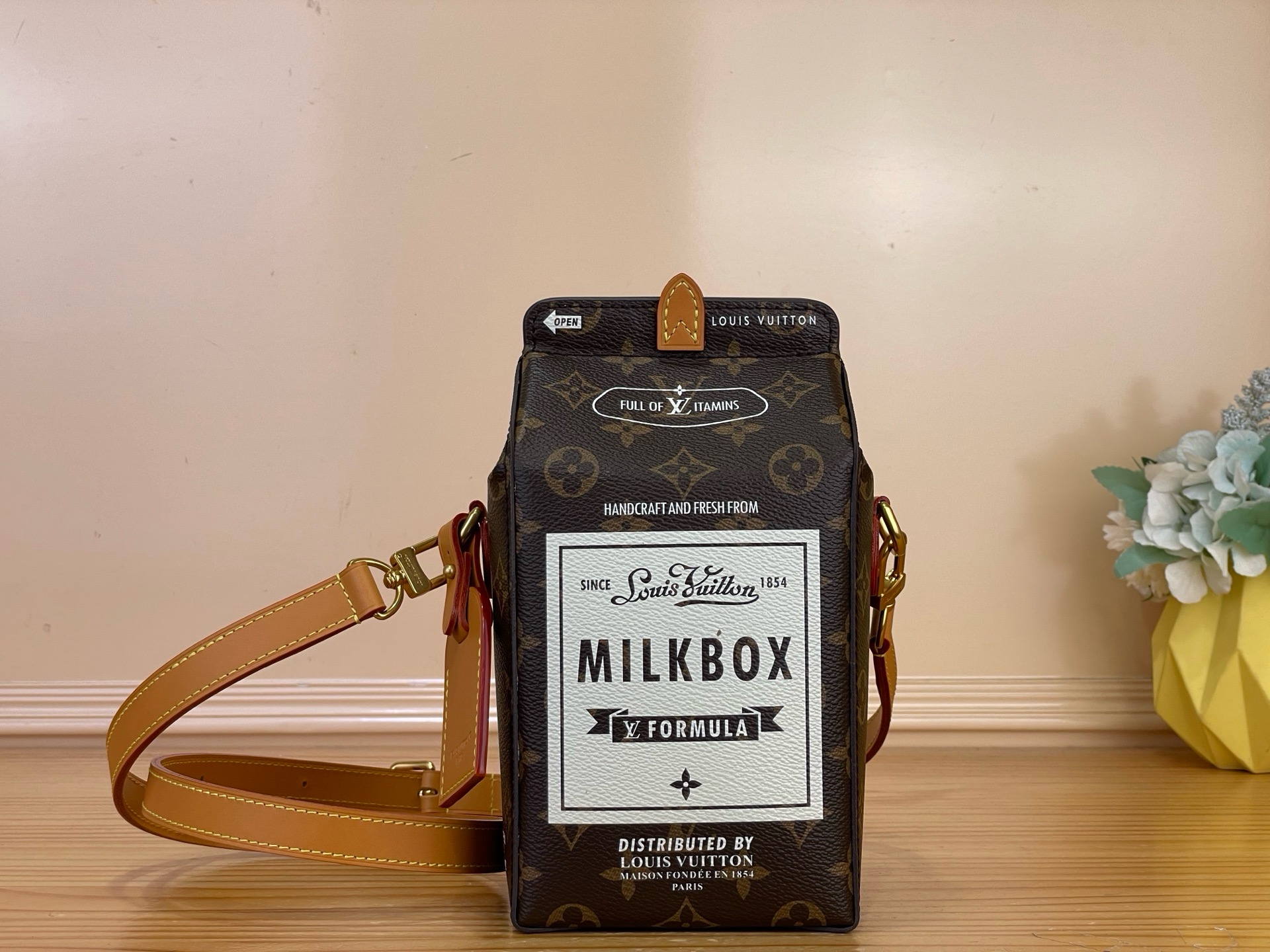 NO:879835,The top original item [Milk handbag] M29326 presbyopia (milk carton) shows a creative interpretation of the classic American milk carton. It is made of Monogram lt canvas to create a brick-shaped outline, with adjustable shoulder straps and name tags. Both are made of fine cow leather and are detachable, creating an accompanying companion for modern travelers. Size 12 x 22 x 10 cm 5516065,,cowhide19860909顶级原单【Milk 手袋】M29326老花（牛奶盒） 展现对经典美式牛奶盒的创意演绎,以 Monogram lt帆布打造砖形轮廓,搭配可调节肩带和姓名牌,二者均采用考究牛皮革并可拆卸,为现代旅行者打造随行伴侣. 尺寸12 x 22 x 10厘米 5516065,,cowhide,Bag