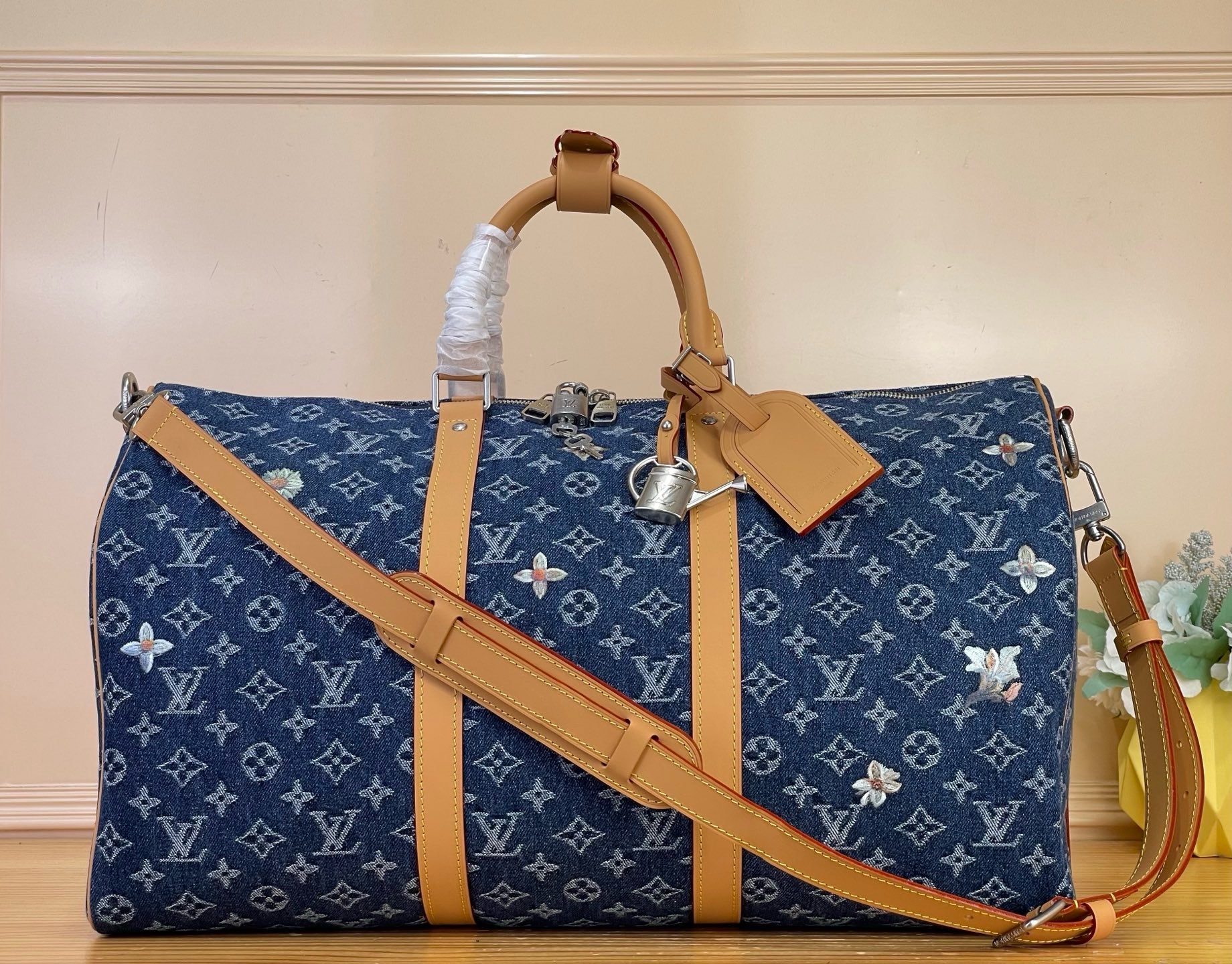 NO:879842,Top original KEEALL BANDOULIRE 50 travel bag] m27781 blue/denim (flower) This KEEALL BANDOULIRE 50 travel bag is made of denim with Monogram cc texture, showing Louis Vuitton's new style. The denim fabric is processed with craftsmanship and durable; the washing process creates a unique appearance and is decorated with exquisite floral embroidery. The new metal watering bottle shape decoration adds fashionable details to the travel bag. Size 50 x  29 x 23 cm 8219095 (length x height x width),,louis vuitton19860909顶级原单KEEALL BANDOULIRE 50 旅行袋】 m27781 蓝色/牛仔（花卉） 本款 KEEALL BANDOULIRE 50 旅行袋以丹宁布呈现 Monogram cc织纹,展现路易威登焕新风尚.丹宁布经工艺处理,经久耐用；水洗工序打造别致外观,添饰精致花卉刺绣.新款金属浇水壶造型装饰,为旅行袋增添时尚细节亮点. 尺寸50 x 29 x 23 厘米 8219095 (长度 x 高 x 宽),,louis vuitton,Bag