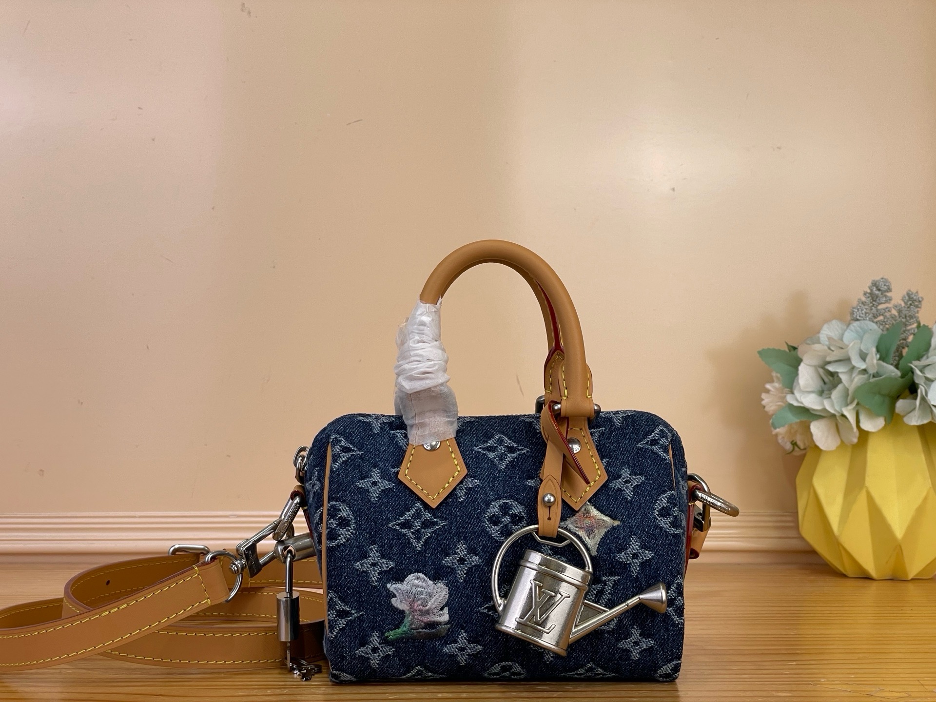 NO:879833,Top original item [Seedy 18 Bandoulière Handbag] M27557 Denim/Embroidery This Seedy 18 Bandoulière handbag is made of Monogram floral denim, decorated with cow leather trim and metallic watering can shape, making it the exquisite choice of the Seedy hl series. The Monogram texture and floral embroidery inject fresh vitality, and it is equipped with a detachable and adjustable shoulder strap, suitable for cross-body or shoulder carry. Size 18  x 12 x 10 cm 5516065,,cowhide19860909顶级原单【Seedy 18 Bandoulière 手袋】 M27557 牛仔/刺绣 本款 Seedy 18 Bandoulière 手袋取材 Monogram 花卉丹宁布,以牛皮革饰边和金属质感浇水壶造型装饰成就 Seedy hl系列的精巧之选.Monogram 织纹和花卉刺绣注入清新活力,配以可拆卸并调节的肩带,适宜斜挎或肩背. 尺寸18 x 12 x 10 厘米 5516065,,cowhide,Bag