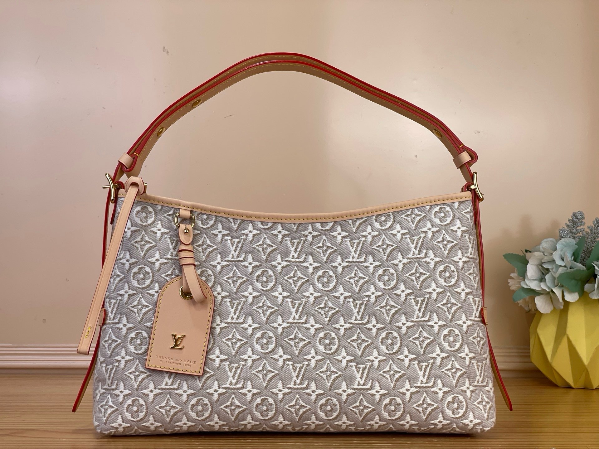 NO:894401,The top original order [CARRYALL EAST WEST handbag] M2A136 white/jacquard 2026 early autumn series interprets the Monogram Emblème Lt version of the Carryall East-West handbag, showing unique ingenuity with embroidery strokes. The jacquard canvas color is inspired by Louis Vuitton's traditional hard box wood, and the cowhide leather trim is infused with exquisite texture. The cotton lining is equipped with an exclusive LV label, and the iconic address plate can be removed at will. Size 36  x 19 x 10 cm.5416065 (length x height x width),,louis vuitton,louis vuitton,cowhide19860909顶级原单【CARRYALL EAST WEST 手袋】M2A136 白色/提花 2026 早秋系列演绎 Carryall East-West 手袋的 Monogram Emblème Lt版本,以刺绣笔触彰显别致匠心.提花帆布配色灵感源自路易威登传统硬箱木材,牛皮革饰边注入考究质感,棉质内衬配有专属 LV 标签,标志性地址牌可随心取下. 尺寸36 x 19 x 10 厘米.5416065 (长度 x 高 x 宽),,louis vuitton,louis vuitton,cowhide,Bag