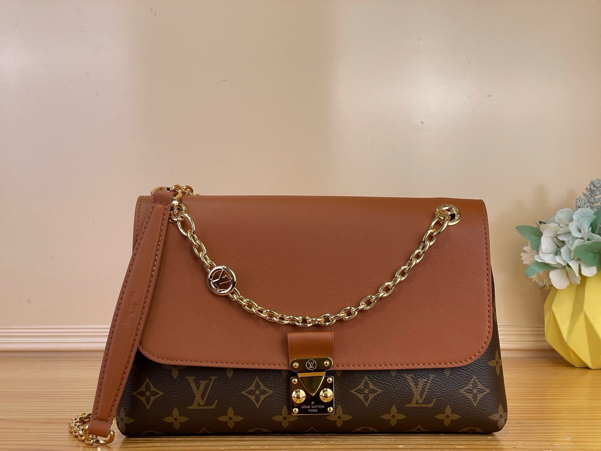 NO:894047,Top Original [Madeleine M Handbags] m28610 Presbyopia/Black m28611 Presbyopia/Brown The original Madeleine tote is reimagined with an elegant sliding chain, offering a versatile styling option. Inspired by the 2019 Georges SJ designs, this version is crafted from a sophisticated fusion of iconic Monogram canvas and timeless black leather, and is embellished with gold hardware, including jewel-like LV  Circle charm. Inside there is a zipper pocket and two compartments for storing valuables. Size 29-18-10.5 cm 5817065,, louis vuitton19860909顶级原单【Madeleine M 手袋】 m28610 老花/黑色 m28611 老花/棕色 原版的玛德琳手提包用优雅的滑动链重新设计,提供多功能的造型选择.受2019年Georges sj设计的启发,这个版本由标志性的Monogram帆布和永恒的黑色皮革的精致融合制成,并装饰着金色的硬件,包括珠宝般的LV Circle吊饰.里面有一个拉链口袋和两个隔间,用于存放贵重物品. 尺寸29-18-10.5 cm 5817065,,louis vuitton,Bag