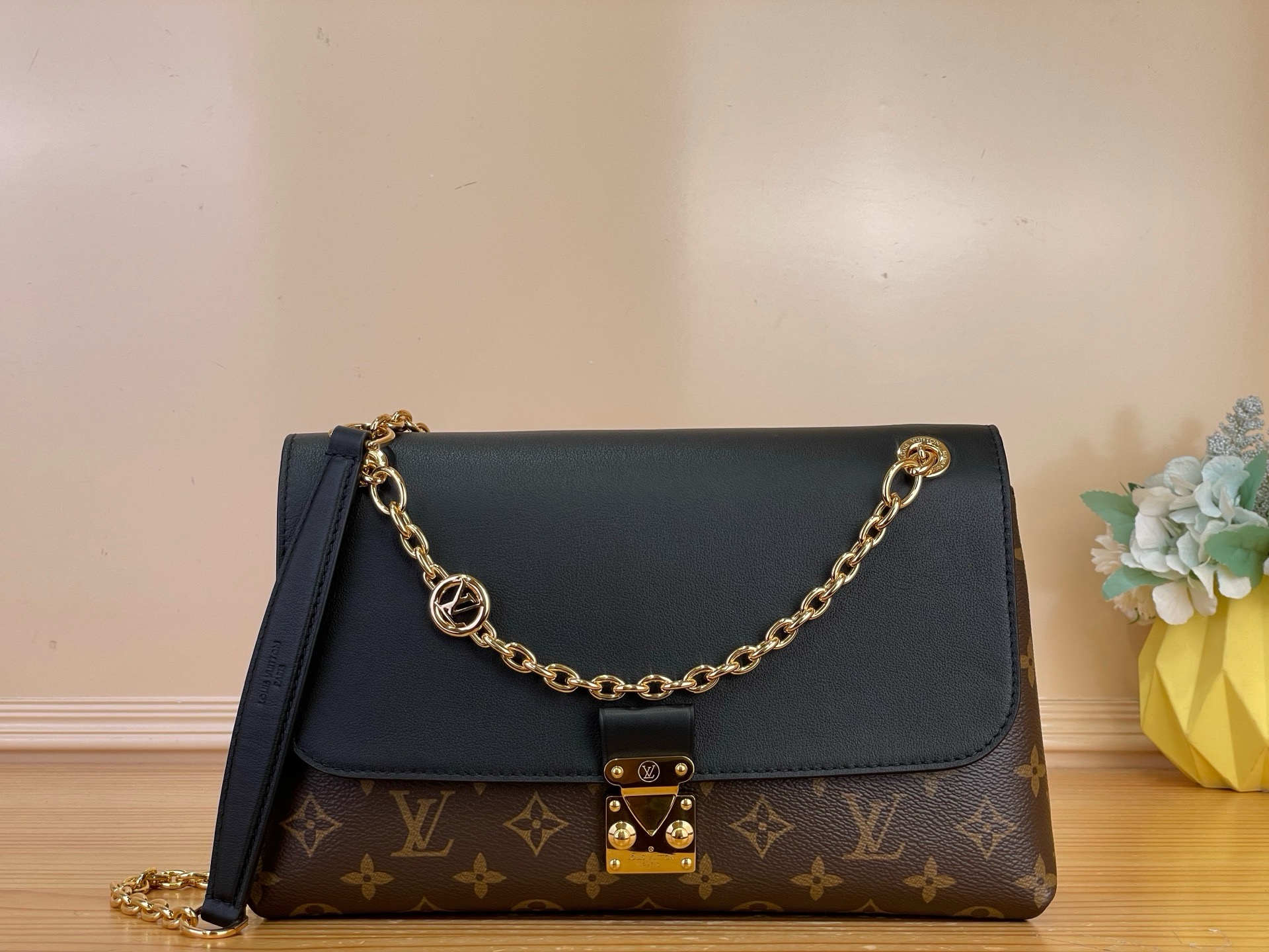 NO:894050,Top Original [Madeleine M Handbags] m28610 Presbyopia/Black m28611 Presbyopia/Brown The original Madeleine tote is reimagined with an elegant sliding chain, offering a versatile styling option. Inspired by the 2019 Georges SJ designs, this version is crafted from a sophisticated fusion of iconic Monogram canvas and timeless black leather, and is embellished with gold hardware, including jewel-like LV  Circle charm. Inside there is a zipper pocket and two compartments for storing valuables. Size 29-18-10.5 cm 5817065,, louis vuitton19860909顶级原单【Madeleine M 手袋】 m28610 老花/黑色 m28611 老花/棕色 原版的玛德琳手提包用优雅的滑动链重新设计,提供多功能的造型选择.受2019年Georges sj设计的启发,这个版本由标志性的Monogram帆布和永恒的黑色皮革的精致融合制成,并装饰着金色的硬件,包括珠宝般的LV Circle吊饰.里面有一个拉链口袋和两个隔间,用于存放贵重物品. 尺寸29-18-10.5 cm 5817065,,louis vuitton,Bag