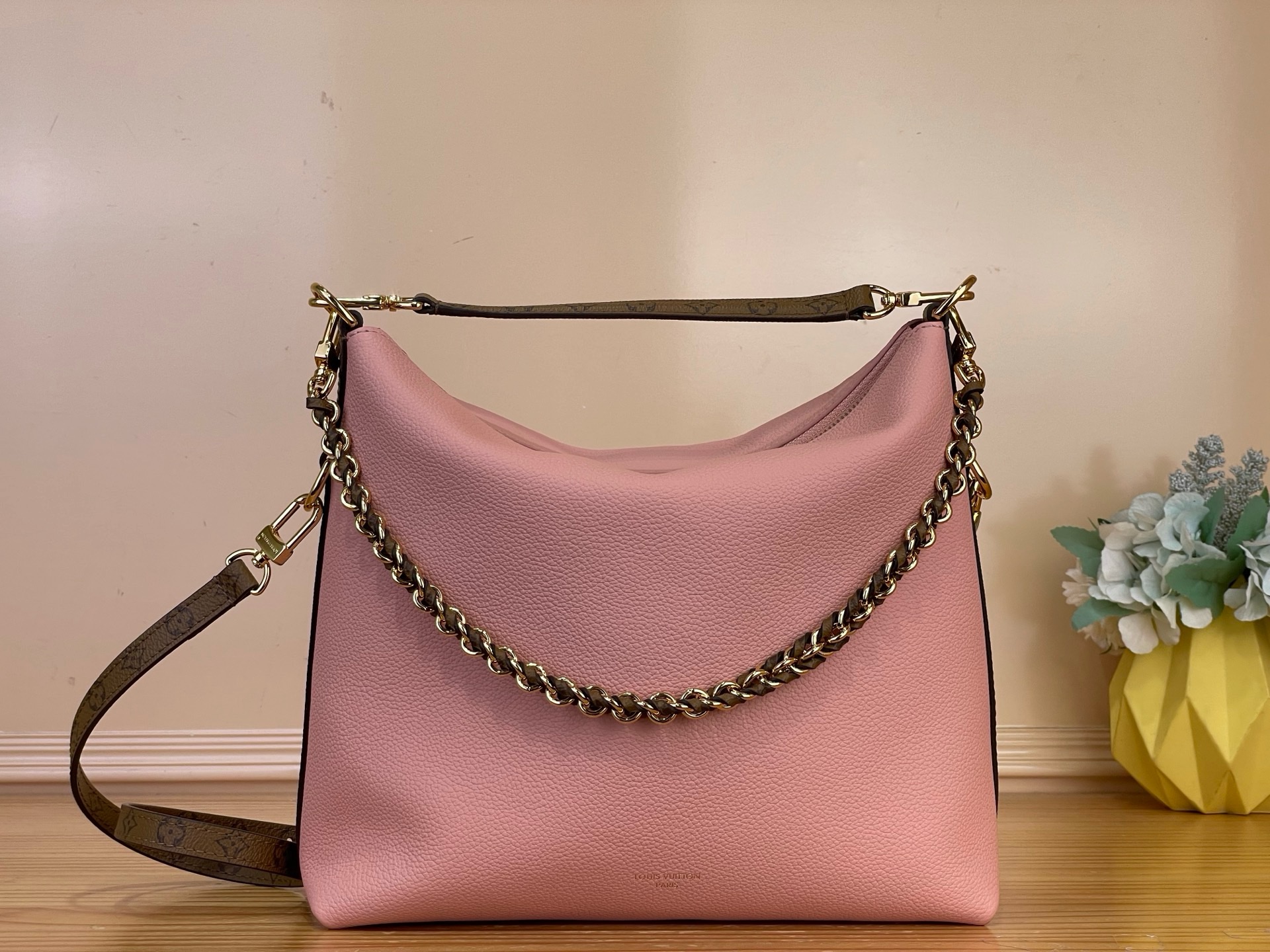 NO:894052,Top original order [MULTIPASS handbag] m28029 Brown 29195 Black 29094 White 2A063 Pink Multipass handbag is inspired by the Express ys handbag that debuted in the autumn and winter series. This handbag adopts a casual drape shape, with the brand's iconic Monogram canvas trim and embellished with dazzling woven chains. It can be carried in a variety of ways and can accommodate daily needs such as tablet computers. Size 26  x 10 x 30 cm 7819095 (height x width x length),19860909顶级原单【MULTIPASS 手袋】 m28029 棕色 29195 黑色 29094 白色 2A063 粉色 Multipass 手袋的灵感源自 秋冬系列首次亮相的 Express ys手袋.这款手袋采用随性垂坠的包型,搭配品牌标志性的 Monogram 帆布饰边,以耀目编织链条点缀.可以多种方式背携,并可容纳平板电脑等日常所需. 尺寸26 x 10 x 30 厘米 7819095 (高 x 宽 x 长度),,Bag