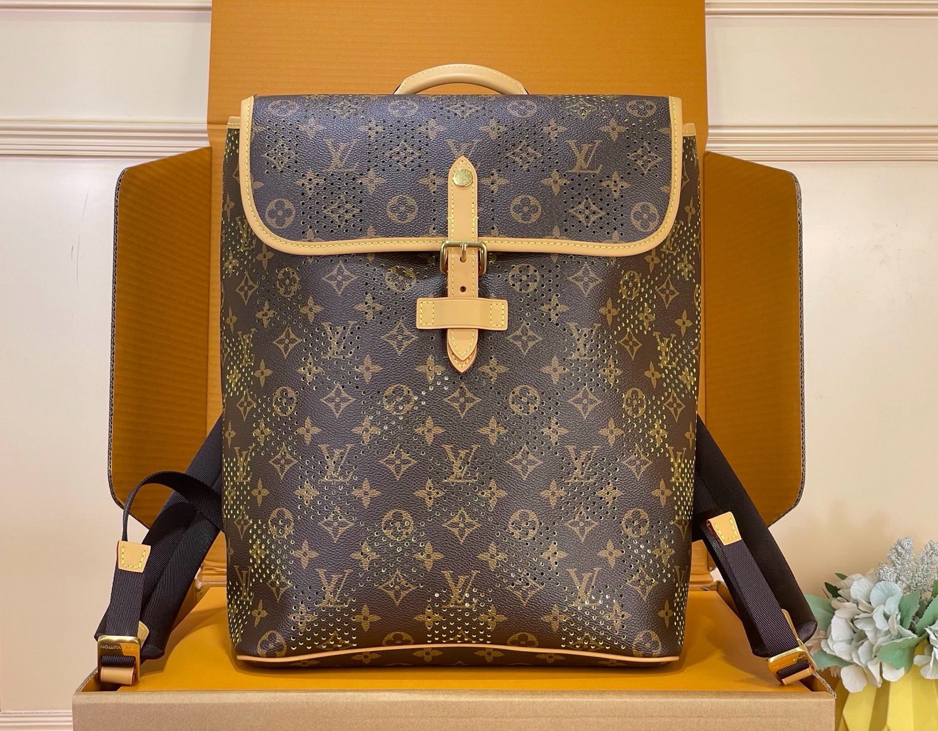 NO:894054,Duty-free all-steel [FLANEUR Backpack] M29295 Presbyopia/Yellow (Hollow) This Flaneur backpack is made of Monogram Grid canvas, with delicate perforations to reveal the colorful lining, which depicts Damier gx pattern. The lightweight structure includes multiple inner patch pockets and zippered outer pockets, one of which can easily store a 14-inch laptop, highlighting practical considerations. Dimensions 30 x 39 x 13.5  cm.105121150 (length x height x width),19860909免税全钢【FLANEUR 双肩包】 M29295 老花/黄色（镂空） 本款 Flaneur 双肩包取材 Monogram Grid 帆布,以细腻穿孔映现缤纷内衬,其间描绘 Damier gx格纹.轻盈构型囊括多重内贴袋和拉链外袋,其一可轻松存放 14 英寸笔记本电脑,彰显实用考量. 尺寸30 x 39 x 13.5 厘米.105121150 (长度 x 高 x 宽),,Bag