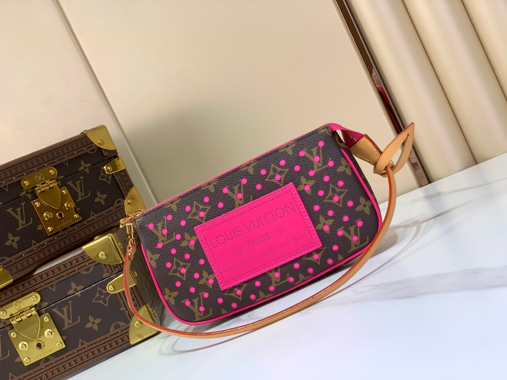 NO:894048,Top original order [OCCHETTE ACCESSOIRES handbag] m29001 This ochette Accessoires handbag is made of Monogram erfo lt canvas, with elegant perforations and bright colors to define the appropriate configuration. The front and center are embellished with Louis Vuitton labels, and the detachable leather shoulder strap expands carrying options and is suitable for storing daily needs.  This collection of masterpieces comes with exclusive packaging, imbued with the charming style of the Côte d'Azur. It comes with limited edition charms and the brand's iconic beach hut handbag, allowing you to enjoy the leisurely fun of midsummer - limited edition, subject to availability. Dimensions 22 x 13 x 4 cm 4315055 (length x height x width),, louis vuitton19860909顶级原单【OCHETTE ACCESSOIRES 手袋】 m29001 本款 ochette Accessoires 手袋取材 Monogram erfo lt帆布,以考究穿孔和明丽色调定义恰宜构型.正面和中央点缀路易威登标签,可拆卸皮革肩带拓展背携选择,适宜收纳日常所需. 本系列臻作搭配专属包装,浸染蔚蓝海岸的迷人风情,随附限定挂饰与品牌标志性海滩小屋手袋,尽揽盛夏悠然意趣——限量呈献,售完即止. 尺寸22 x 13 x 4 厘米 4315055 (长度 x 高 x 宽),,louis vuitton,Bag