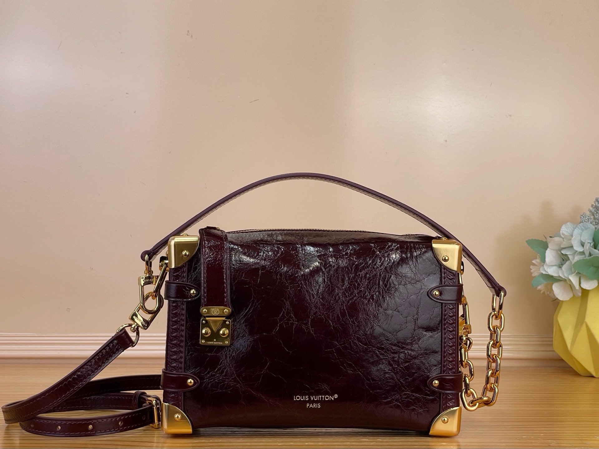 NO:894057,Top original item [SIDE TRUNK Medium Handbag] Burgundy/Oiled Leather This Side Trunk medium handbag was designed by creative director Nicolas Ghesquière sj. It uses grained leather to pay tribute to the brand's traditional hard case, and then continues the deep tone of the iconic S-lock buckle and reinforced metal corners to highlight the identity of the Black Out series. The handle and adjustable shoulder strap are convenient for hand-carrying, shoulder or cross-body wear, and both are detachable.  Dimensions 21 x 14 x 6 cm8819095,19860909顶级原单【SIDE TRUNK 中号手袋】 酒红色/油腊皮 本款 Side Trunk 中号手袋出自创意总监 Nicolas Ghesquière sj之手,以粒面皮革致意品牌传统硬箱,再令标志性 S-lock 锁扣和加固金属包角延续深邃色调,点明 Black Out 系列身份.手柄与可调节肩带方便手提、肩背或斜挎,两者均可拆卸. 尺寸21 x 14 x 6 厘米8819095,,Bag