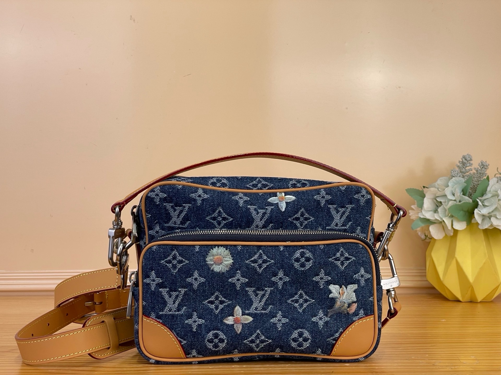 NO:894224,Top original item [NIL handbag] m27553 blue/denim (flower-embroidery) This season, the Nil crossbody bag is made of Monogram Hl denim embellished with complex floral embroidery, cleverly blending rough texture with delicate design. The retro silhouette includes a main compartment, an inner patch pocket and a front zipper pocket, and the detachable leather handle and shoulder strap provide multiple carrying options. Dimensions 25 x 17.5 x 11 cm  6017075 (length x height x width),,satchels,crossbody bags19860909顶级原单【NIL 手袋】 m27553 蓝色/牛仔（花卉-刺绣） 本季,Nil 斜挎包为 Monogram Hl丹宁布点缀繁复花卉刺绣,将粗犷质感与细腻设计巧妙融合.复古廓形囊括主隔层、内贴袋和正面拉链口袋,可拆卸皮革手柄和肩带提供多重背携选择. 尺寸25 x 17.5 x 11 厘米 6017075 (长度 x 高 x 宽),,satchels,crossbody bags,Bag