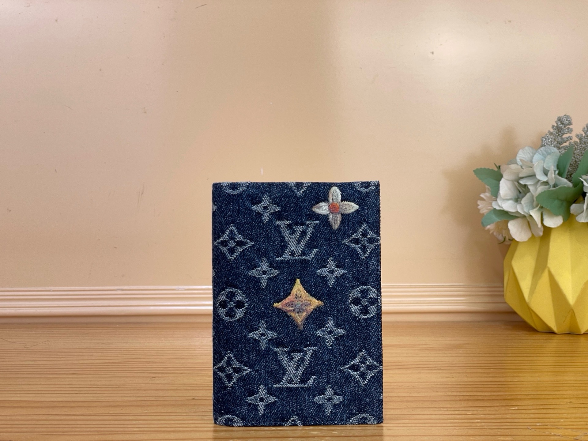 NO:894189,Top original item [Passport Case] ​​M64502 Blue/Denim (Floral-Embroidery) This passport case is reinterpreted with Monogram ms floral denim, decorated with floral embroidery for the Monogram texture. It has an open passport pocket and a patch pocket inside, and the card compartment can store business cards and credit cards. Size 14 x 2.5 x 10 cm.1912026,19860909顶级原单【护照套】 M64502 蓝色/牛仔（花卉-刺绣） 本款护照套以 Monogram ms花卉丹宁布焕新演绎,为 Monogram 织纹点缀花卉刺绣,内设开放式护照袋和贴袋,卡片夹层可收纳名片和信用卡. 尺寸14 x 2.5 x 10 厘米.1912026,,Bag