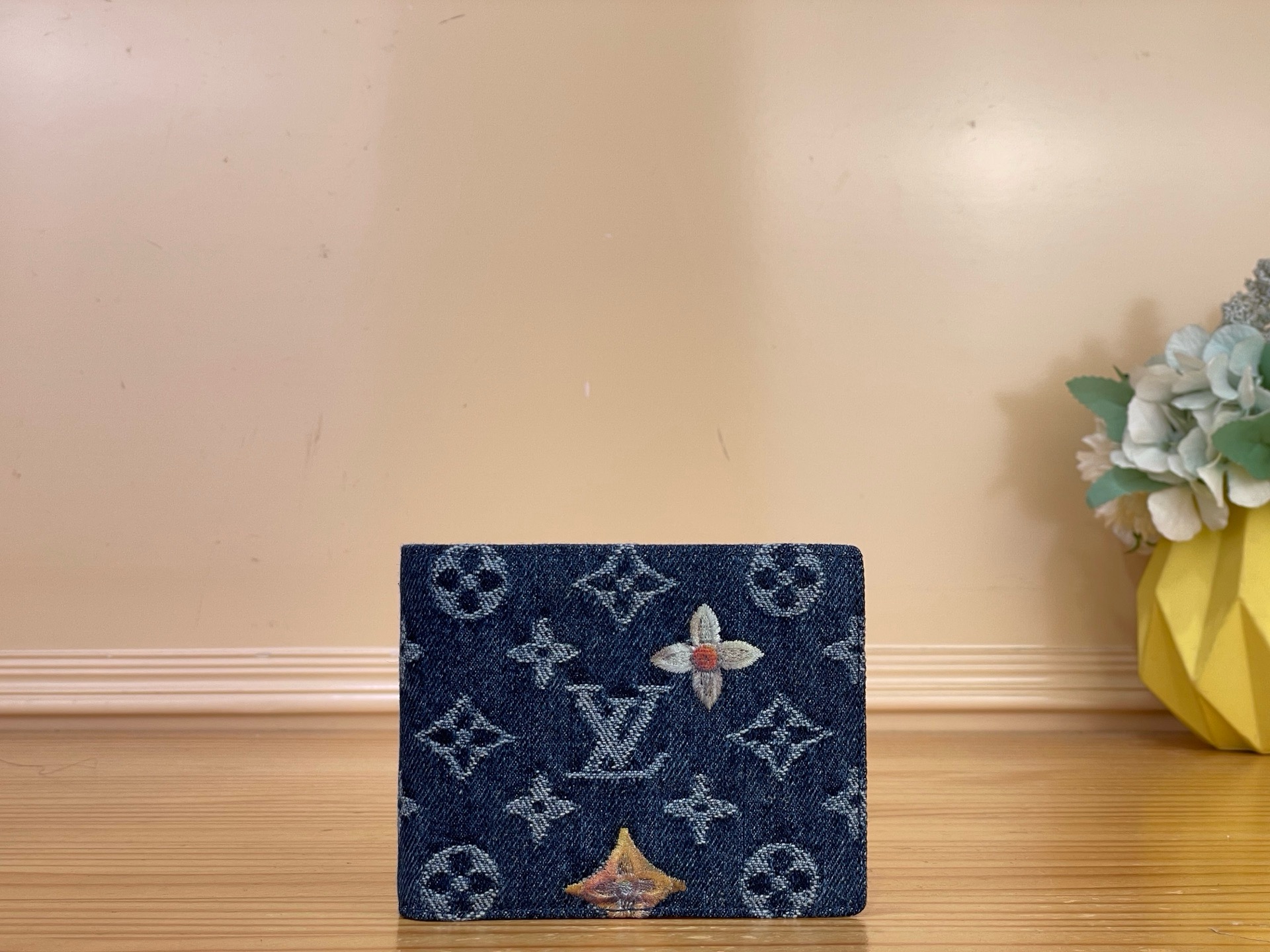 NO:894198,Top original item [MULTILE wallet] M60895 blue/denim (flower-embroidery) Multile wallet is made of Monogram ms floral denim, which is embellished with floral embroidery. It has multiple pockets for credit cards, banknotes, and invoices. Size 11.5 x 9 x 1.5 cm 1912026,,wallets19860909顶级原单【MULTILE 钱夹】M60895 蓝色/牛仔（花卉-刺绣） Multile 钱包采用 以 Monogram ms花卉丹宁布焕新演绎,为 Monogram 织纹点缀花卉刺绣,设有多个口袋,可供放置信用卡、纸币、发票. 尺寸11.5 x 9 x 1.5 厘米 1912026,,wallets,Bag